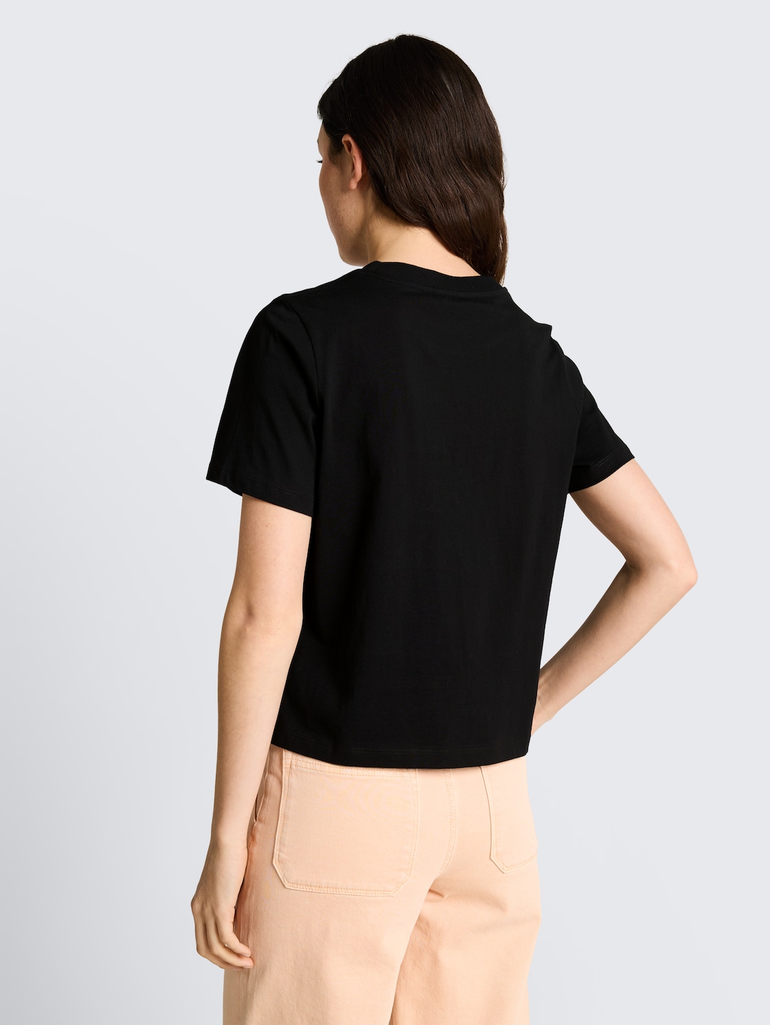 Loose Fit T-Shirt mit Stickerei - deep black - Auschnitt Model-Rückansicht