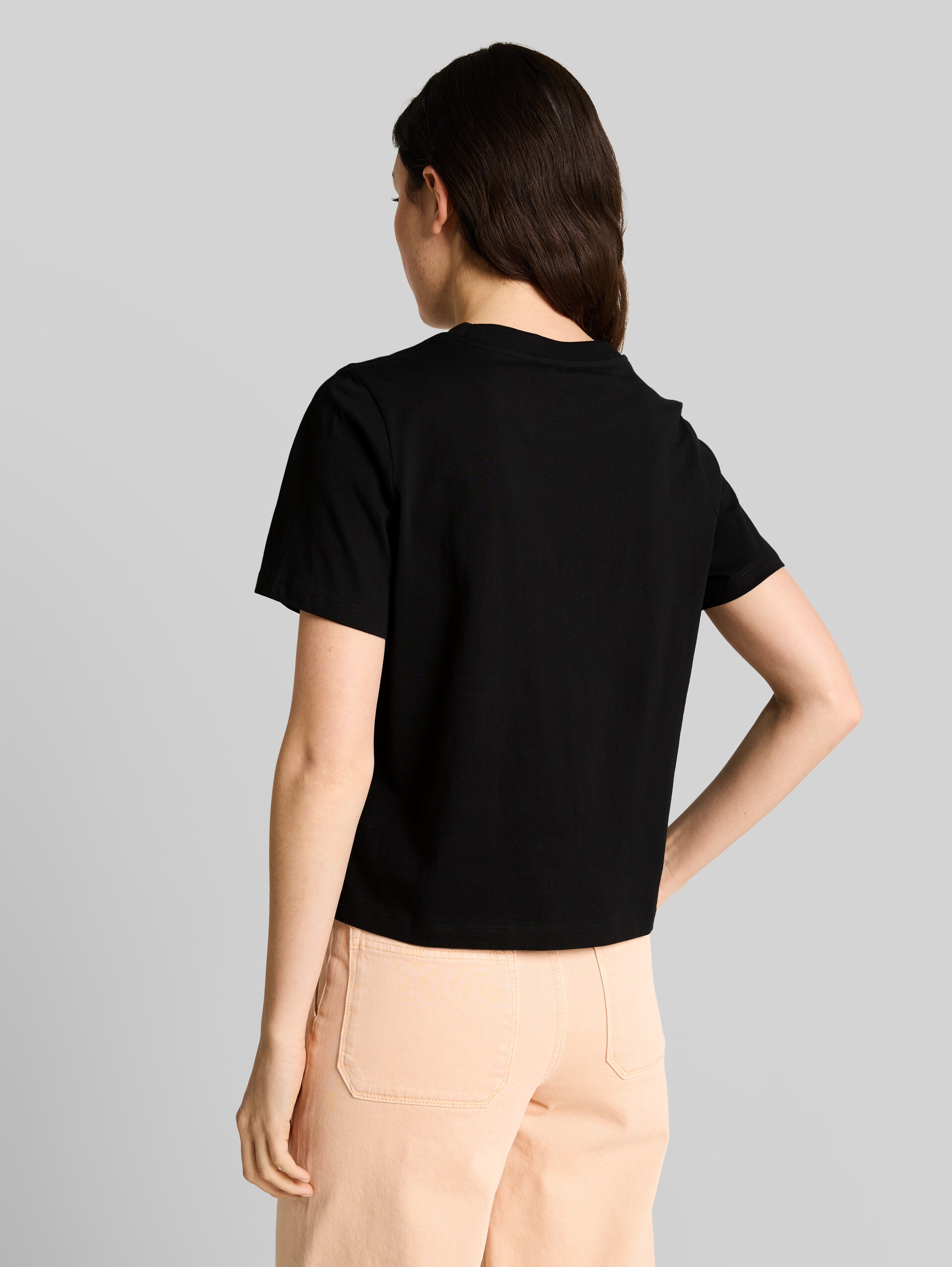 Loose fit T-shirt with embroidery - deep black - Neckline model-back view