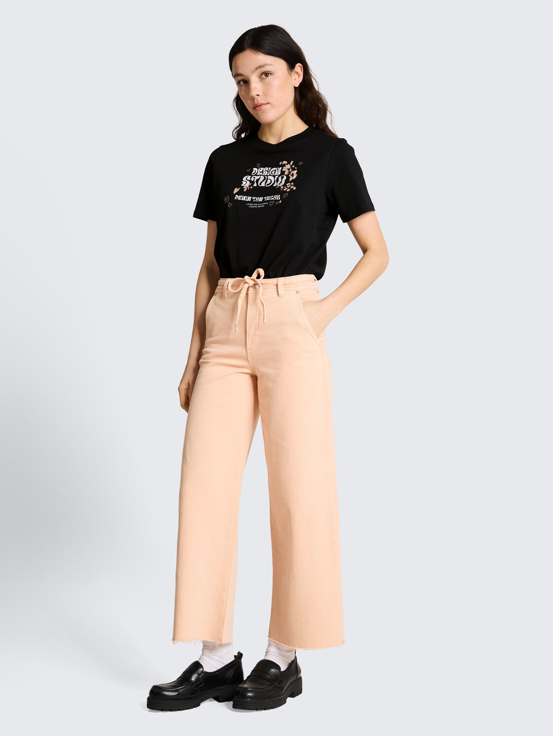 Loose Fit T-Shirt mit Stickerei - deep black - Model-Vorderansicht