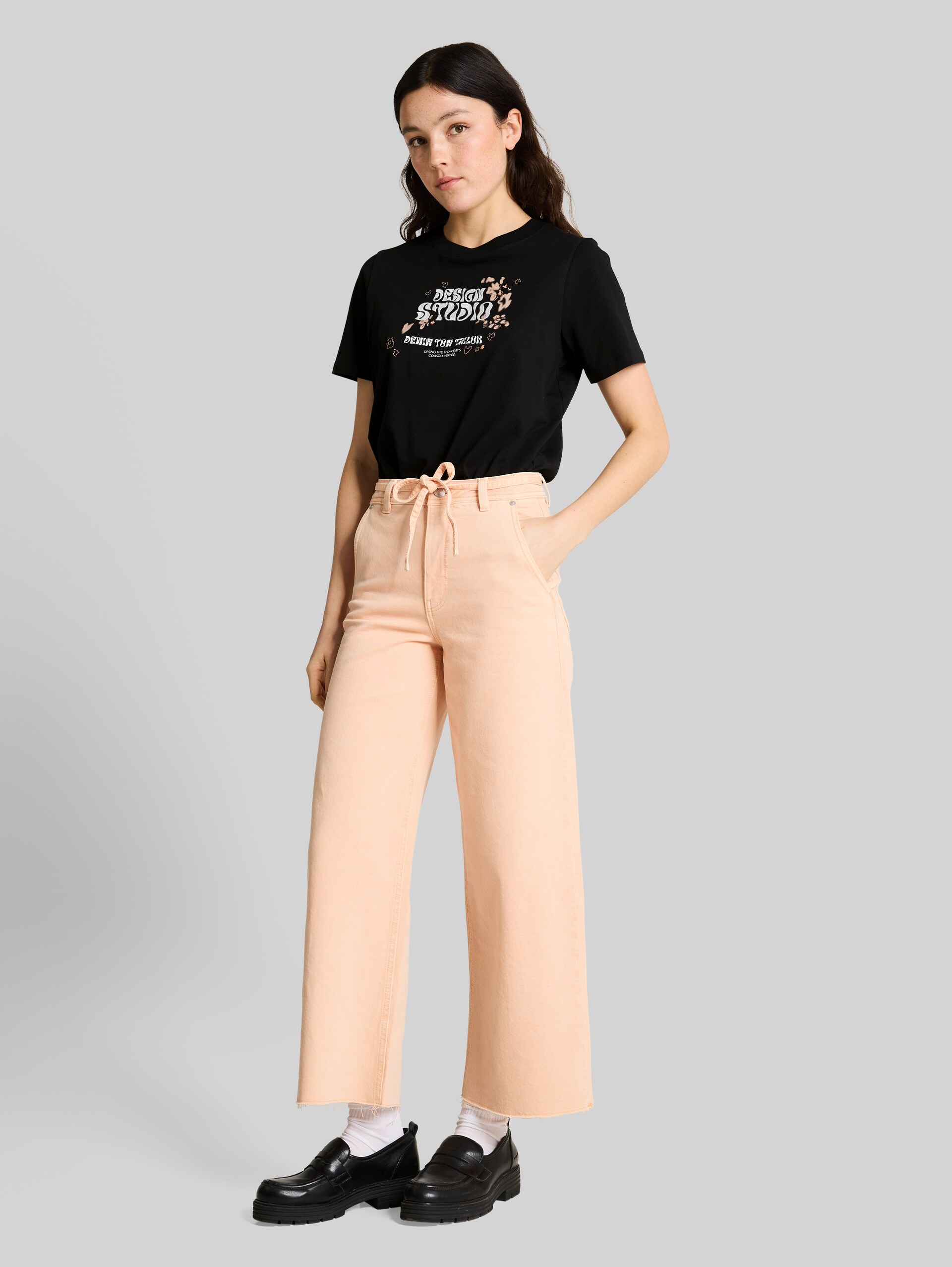 Loose fit T-shirt with embroidery - deep black - Model front view