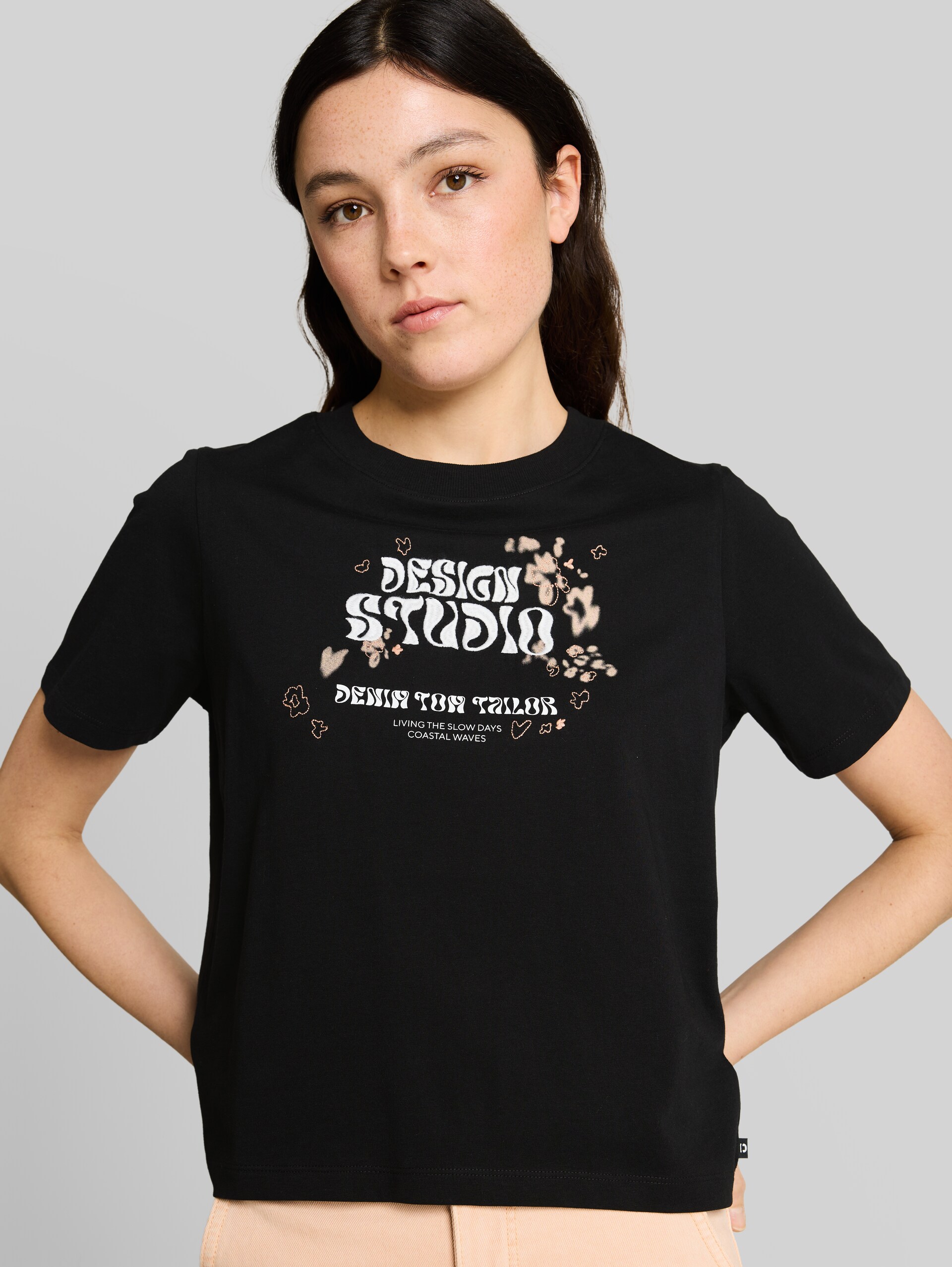 Loose fit T-shirt with embroidery - deep black - Detail model view