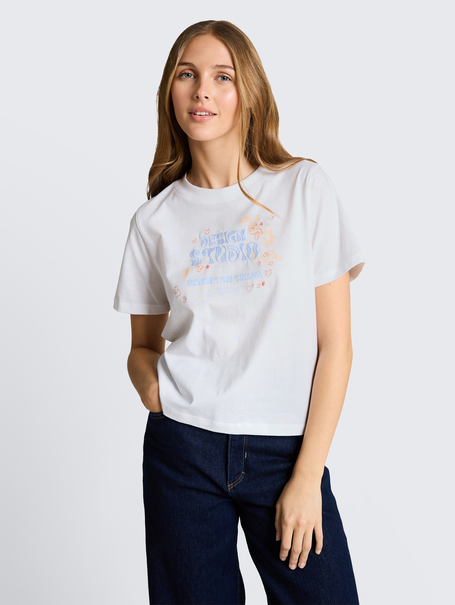 Loose Fit T-Shirt mit Stickerei - White - Ausschnitt Model-Vorderansicht