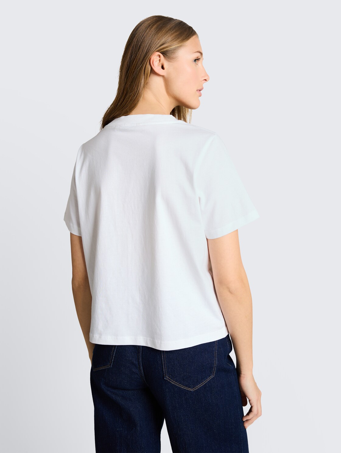 Loose Fit T-Shirt mit Stickerei - White - Auschnitt Model-Rückansicht