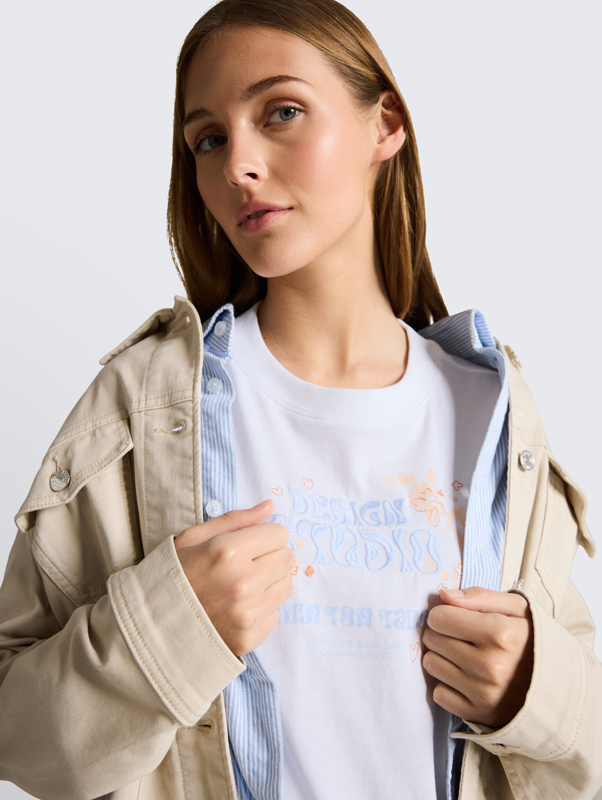 Loose Fit T-Shirt mit Stickerei - White - Detail-Model-Ansicht