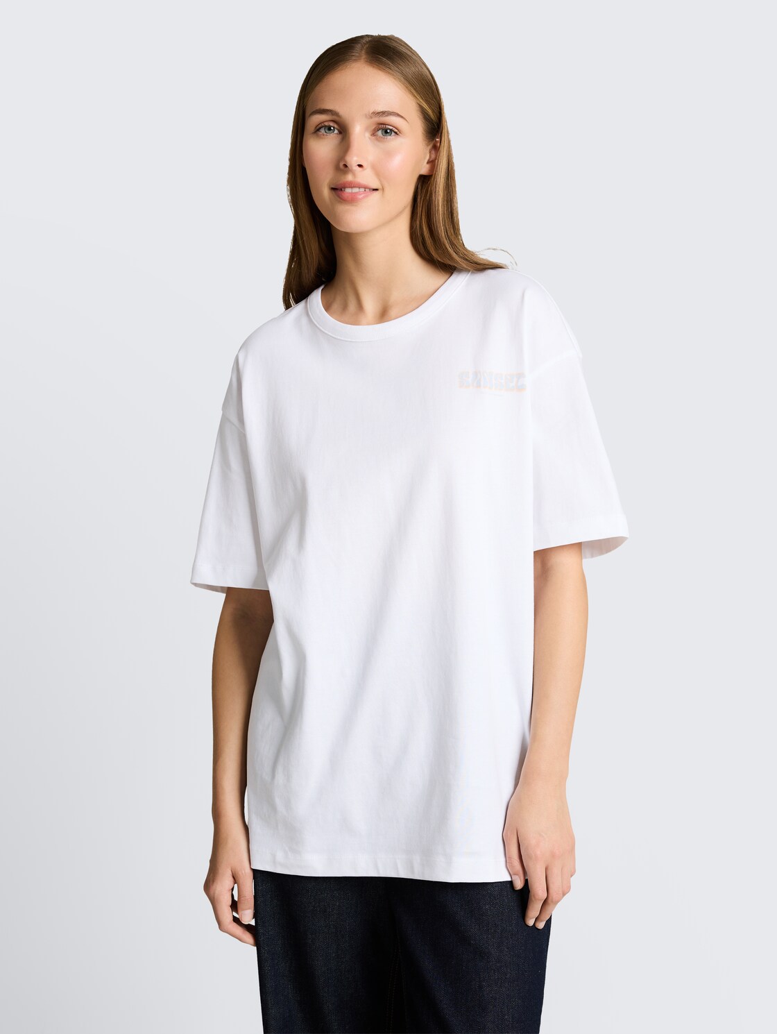 Oversize T-Shirt mit Rückenprint - White - Ausschnitt Model-Vorderansicht