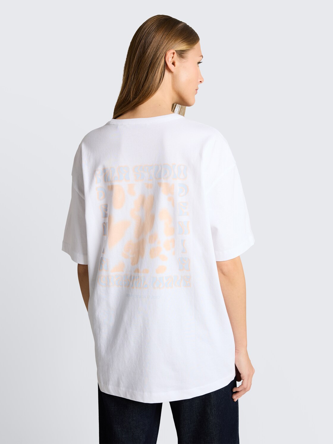 Oversize T-Shirt mit Rückenprint - White - Auschnitt Model-Rückansicht