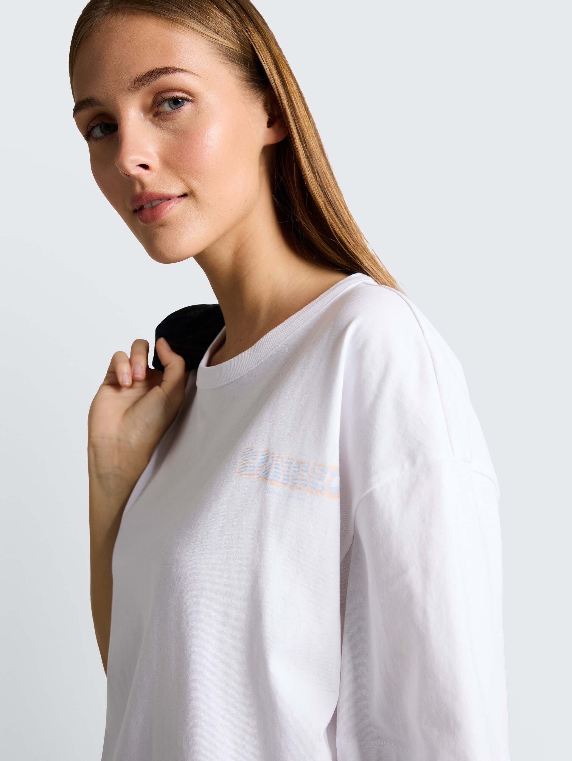 Oversize T-Shirt mit Rückenprint - White - Detail-Model-Ansicht