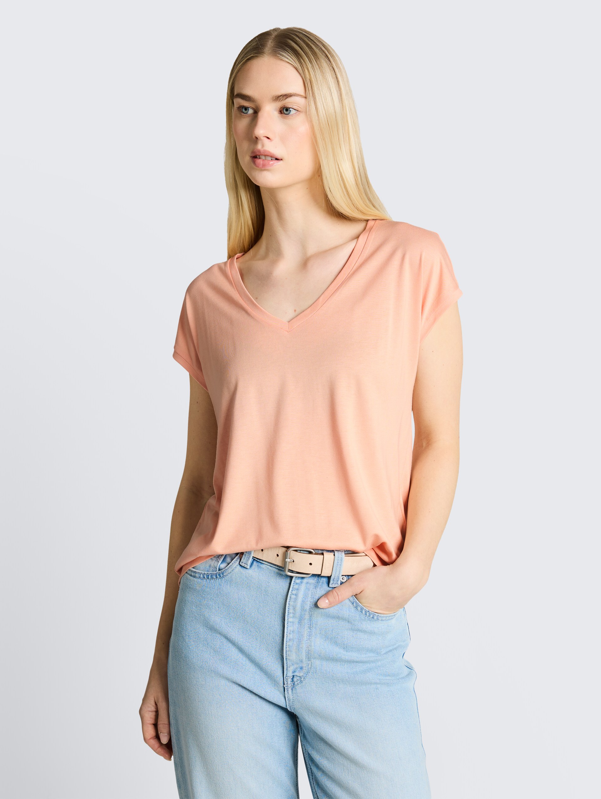 T-Shirt mit V-Ausschnitt - Orange Parfait - Ausschnitt Model-Vorderansicht