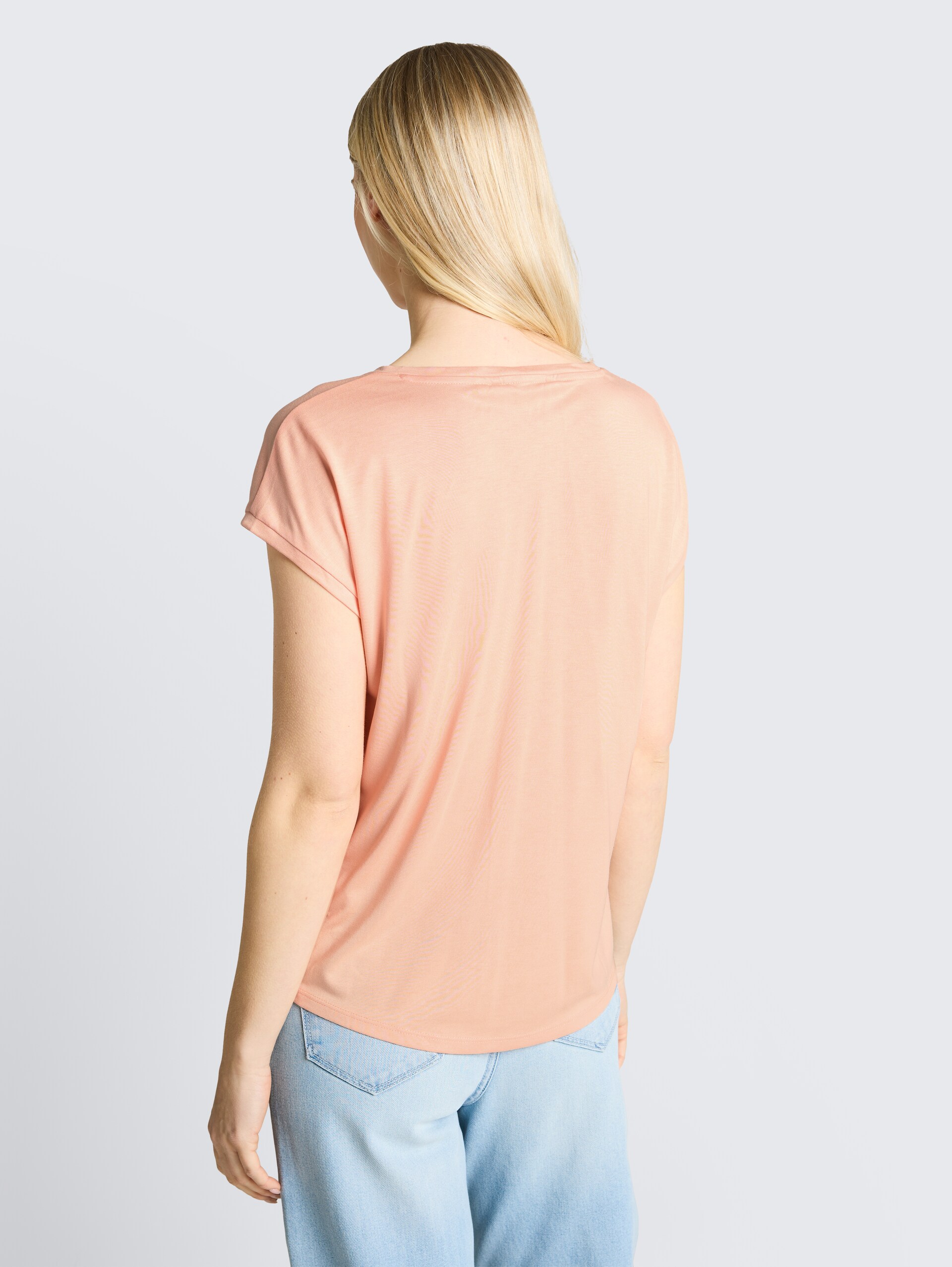 T-Shirt mit V-Ausschnitt - Orange Parfait - Auschnitt Model-Rückansicht