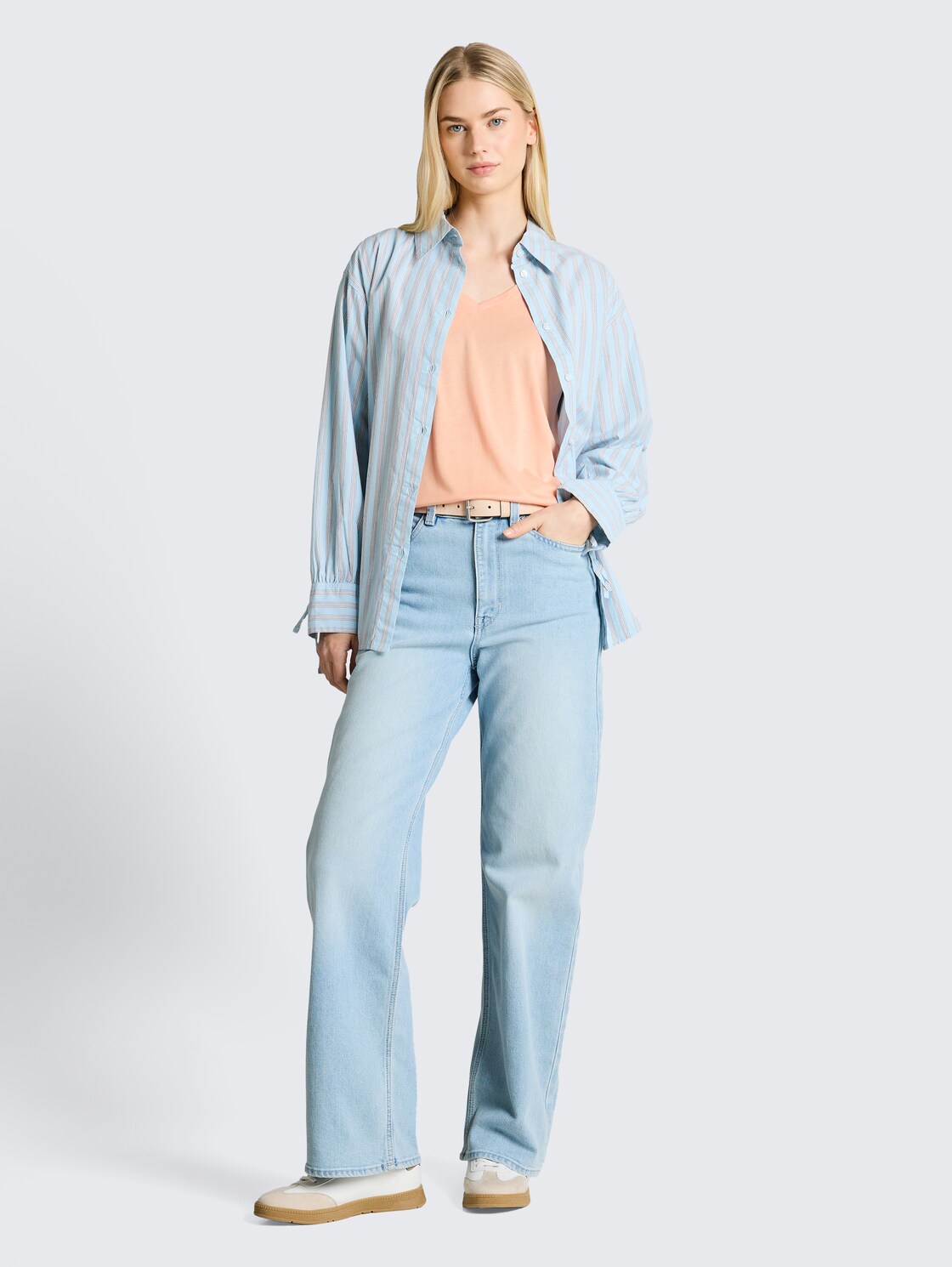 T-Shirt mit V-Ausschnitt - Orange Parfait - Model-Vorderansicht