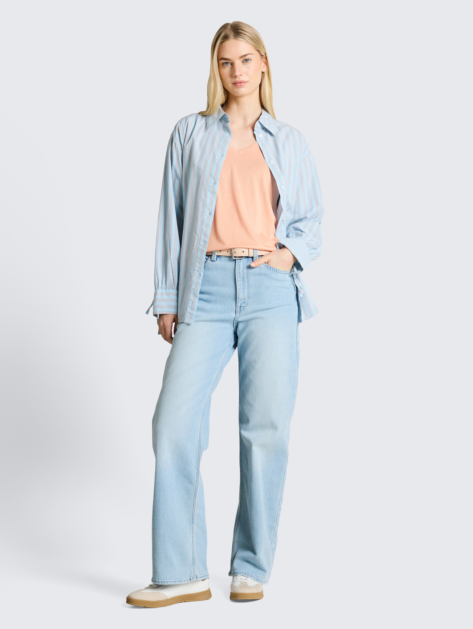T-Shirt mit V-Ausschnitt - Orange Parfait - Model-Vorderansicht