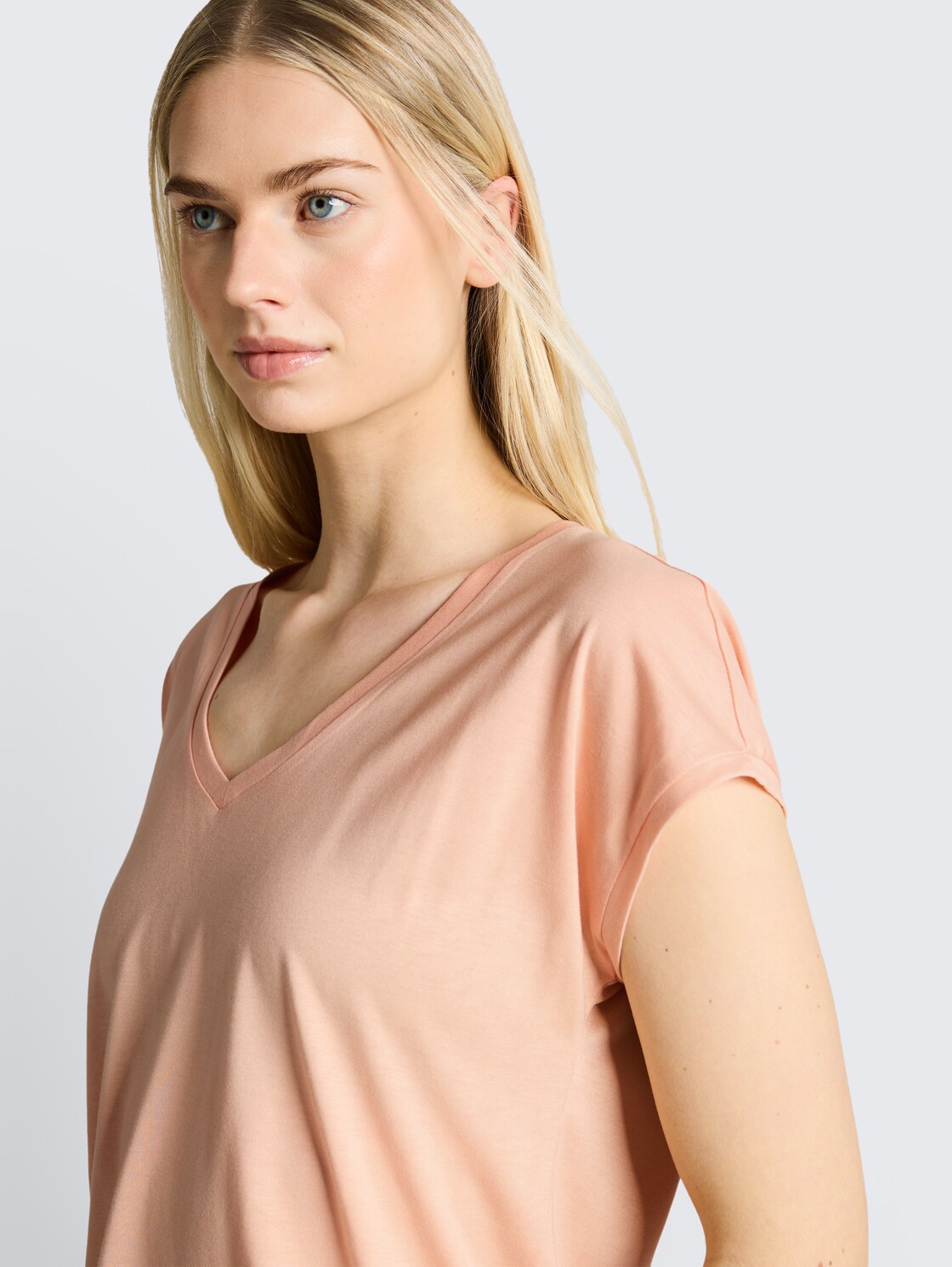 T-Shirt mit V-Ausschnitt - Orange Parfait - Detail-Model-Ansicht