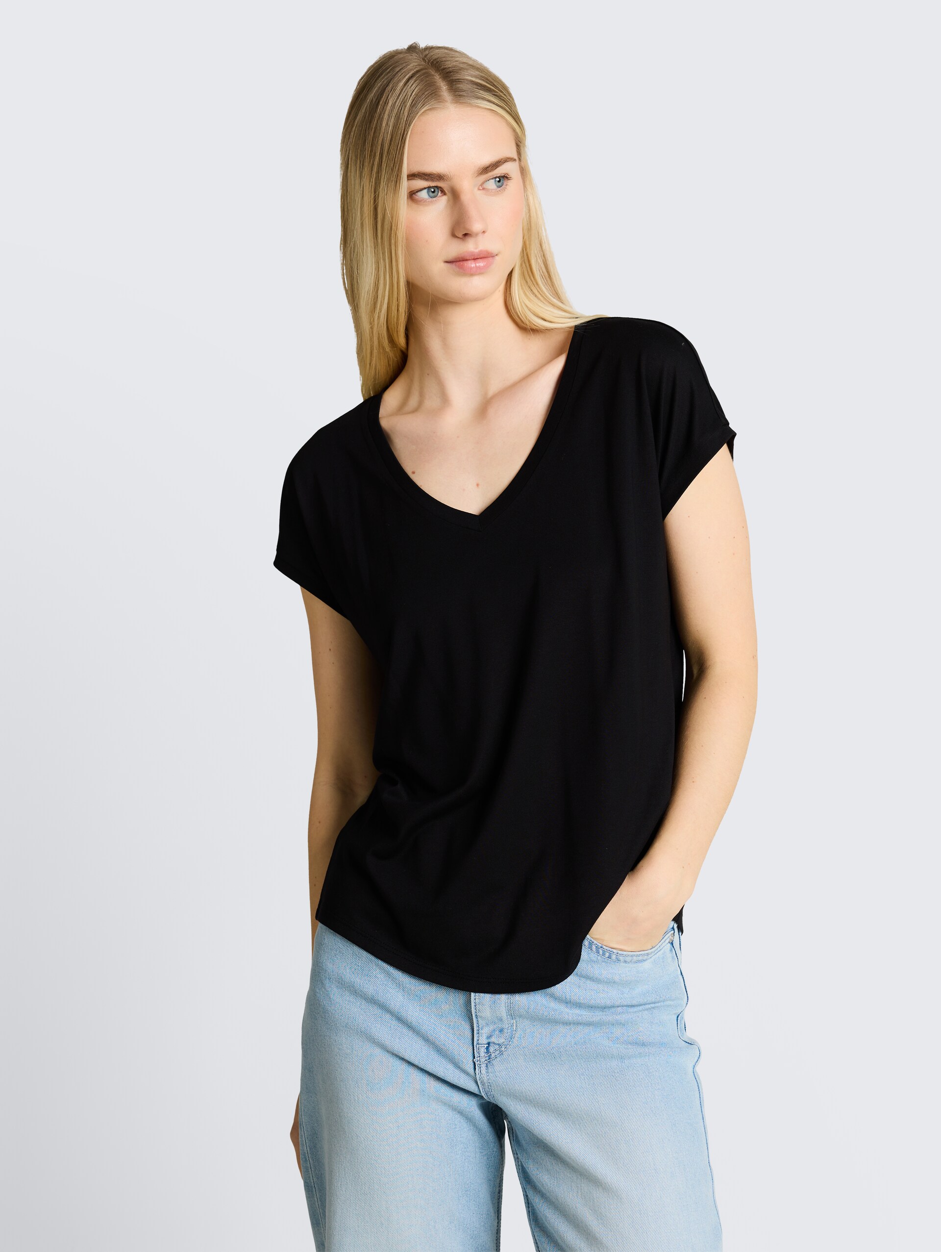 T-Shirt mit V-Ausschnitt - deep black - Ausschnitt Model-Vorderansicht