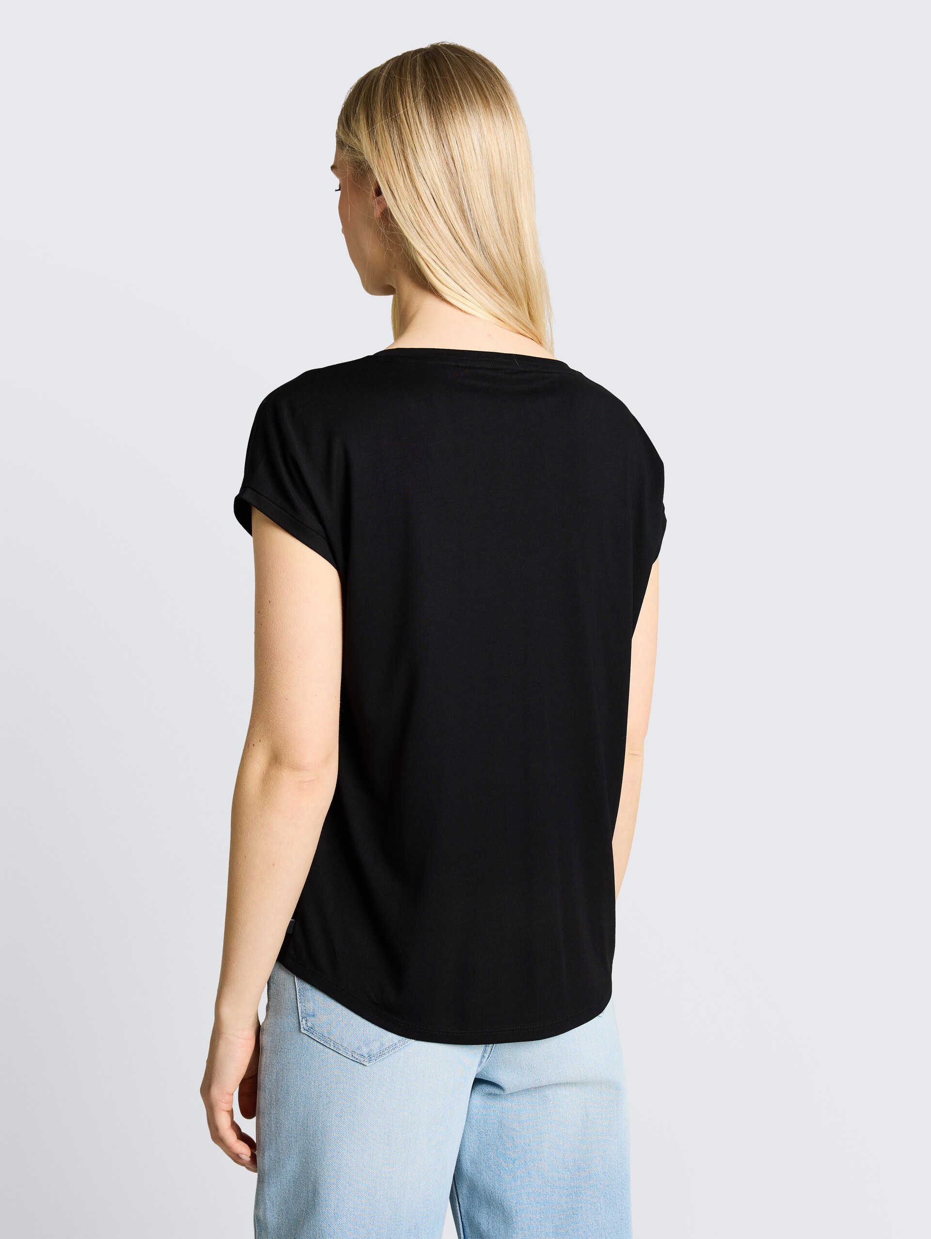 T-Shirt mit V-Ausschnitt - deep black - Auschnitt Model-Rückansicht