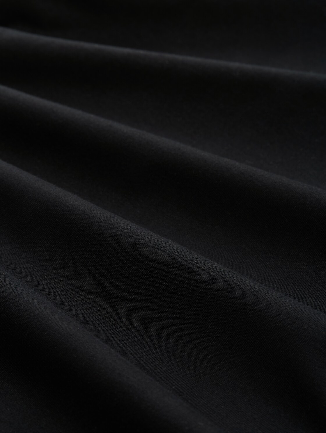 T-Shirt mit V-Ausschnitt - deep black - Material-Ansicht