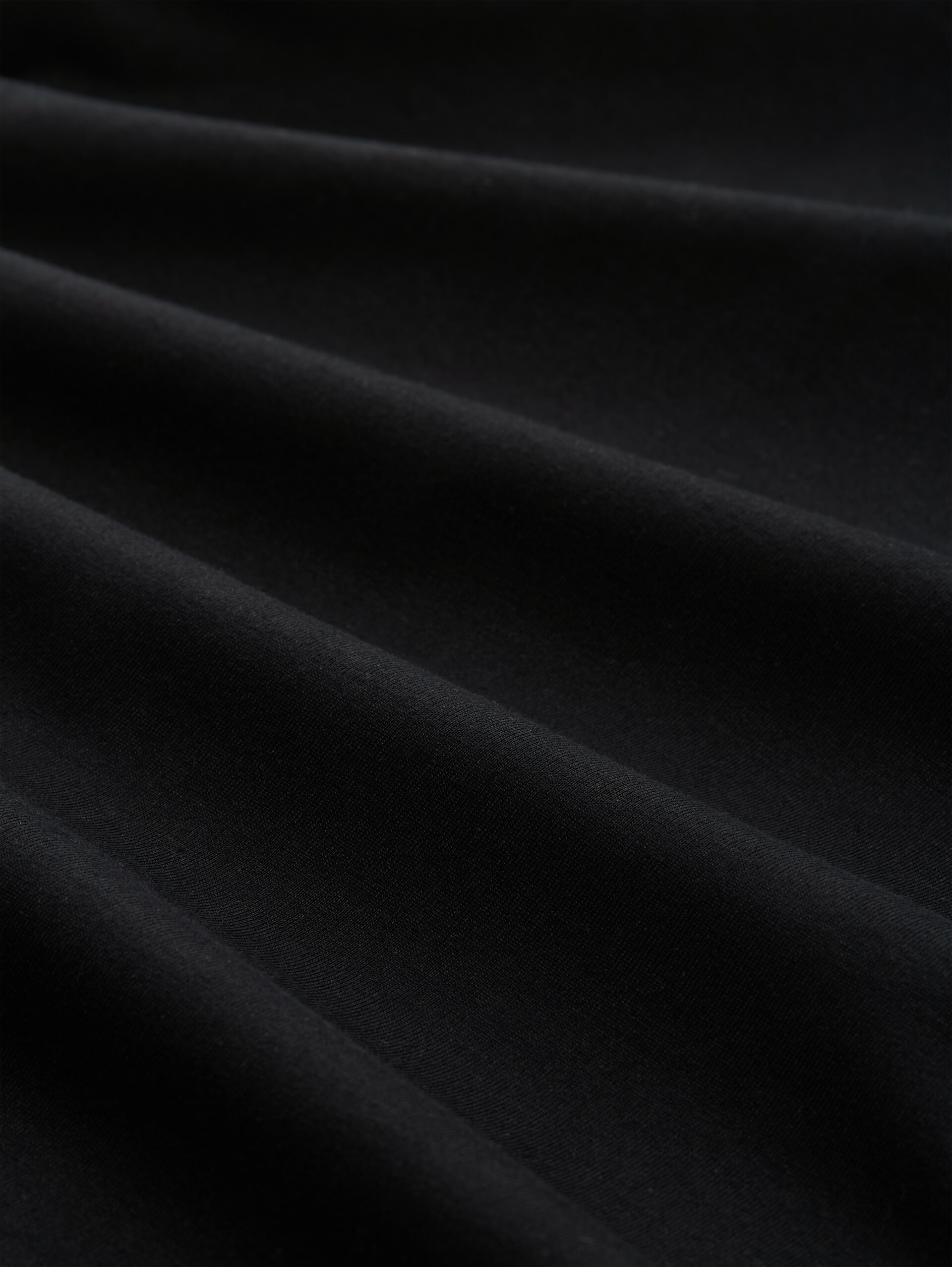 T-Shirt mit V-Ausschnitt - deep black - Material-Ansicht