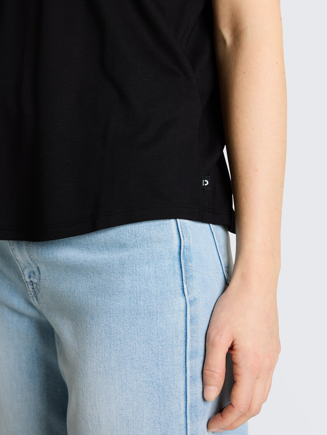 T-Shirt mit V-Ausschnitt - deep black - Detail-Model-Ansicht