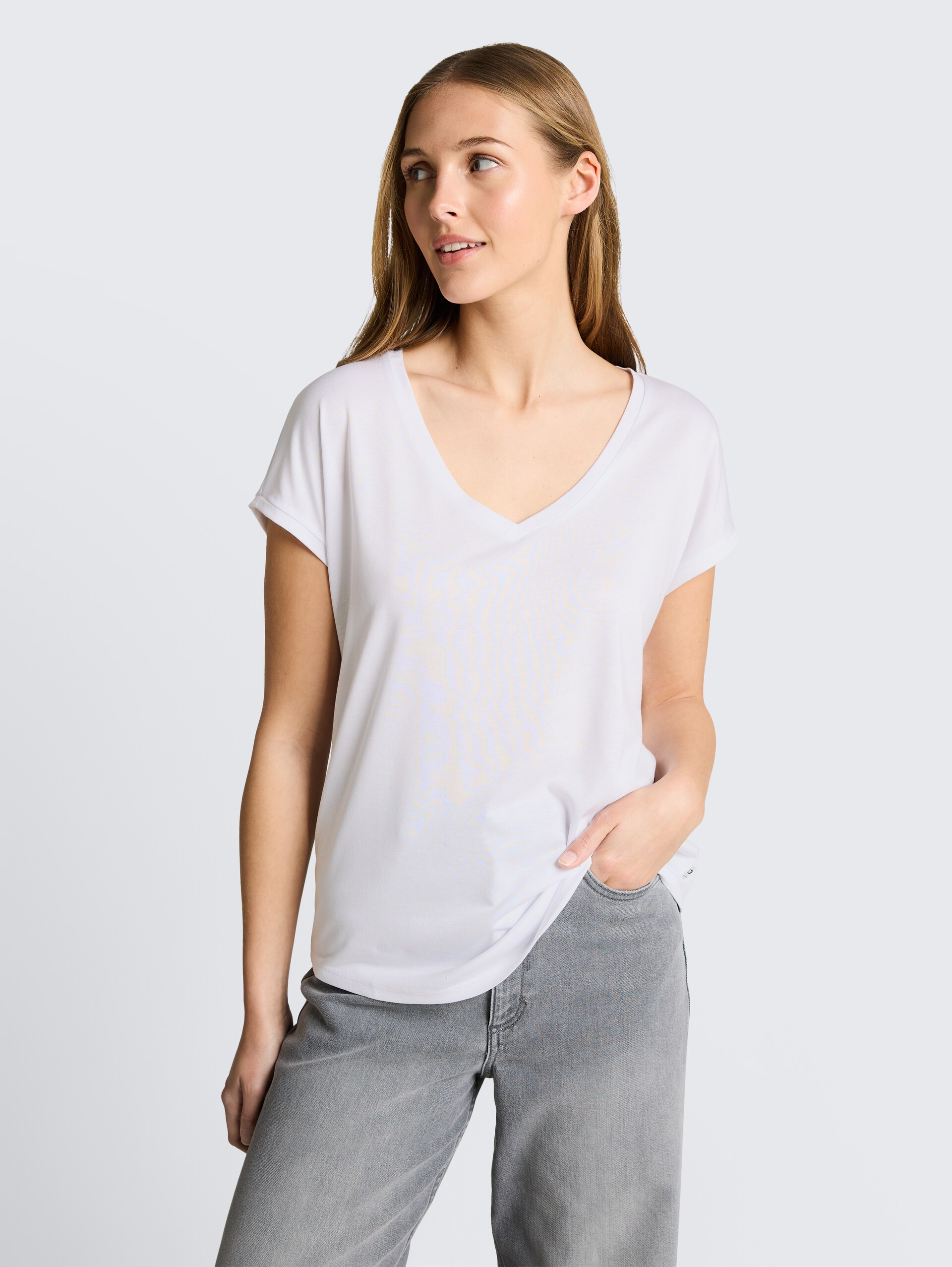 T-Shirt mit V-Ausschnitt - White - Ausschnitt Model-Vorderansicht