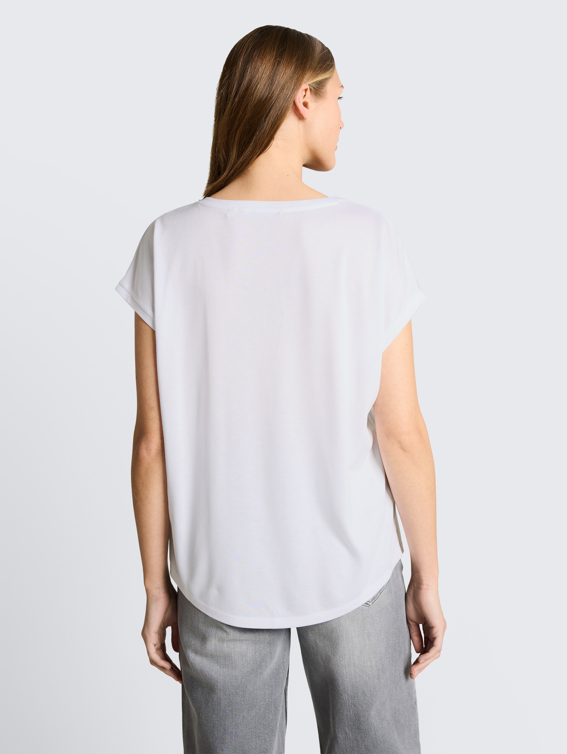 T-Shirt mit V-Ausschnitt - White - Auschnitt Model-Rückansicht