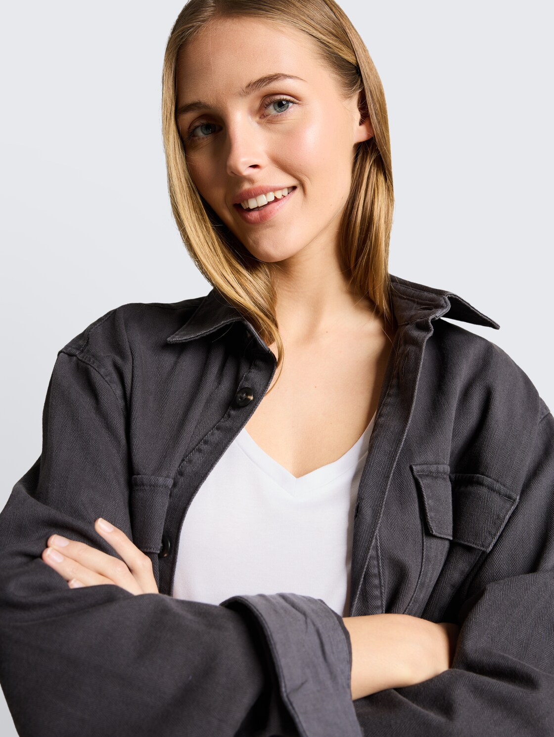 T-Shirt mit V-Ausschnitt - White - Detail-Model-Ansicht