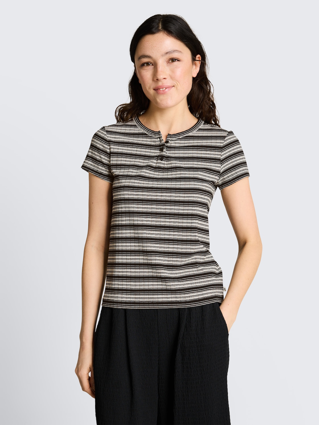 Henley T-shirt met streepjesmotief - black white gradient stripe - Nek model vooraanzicht