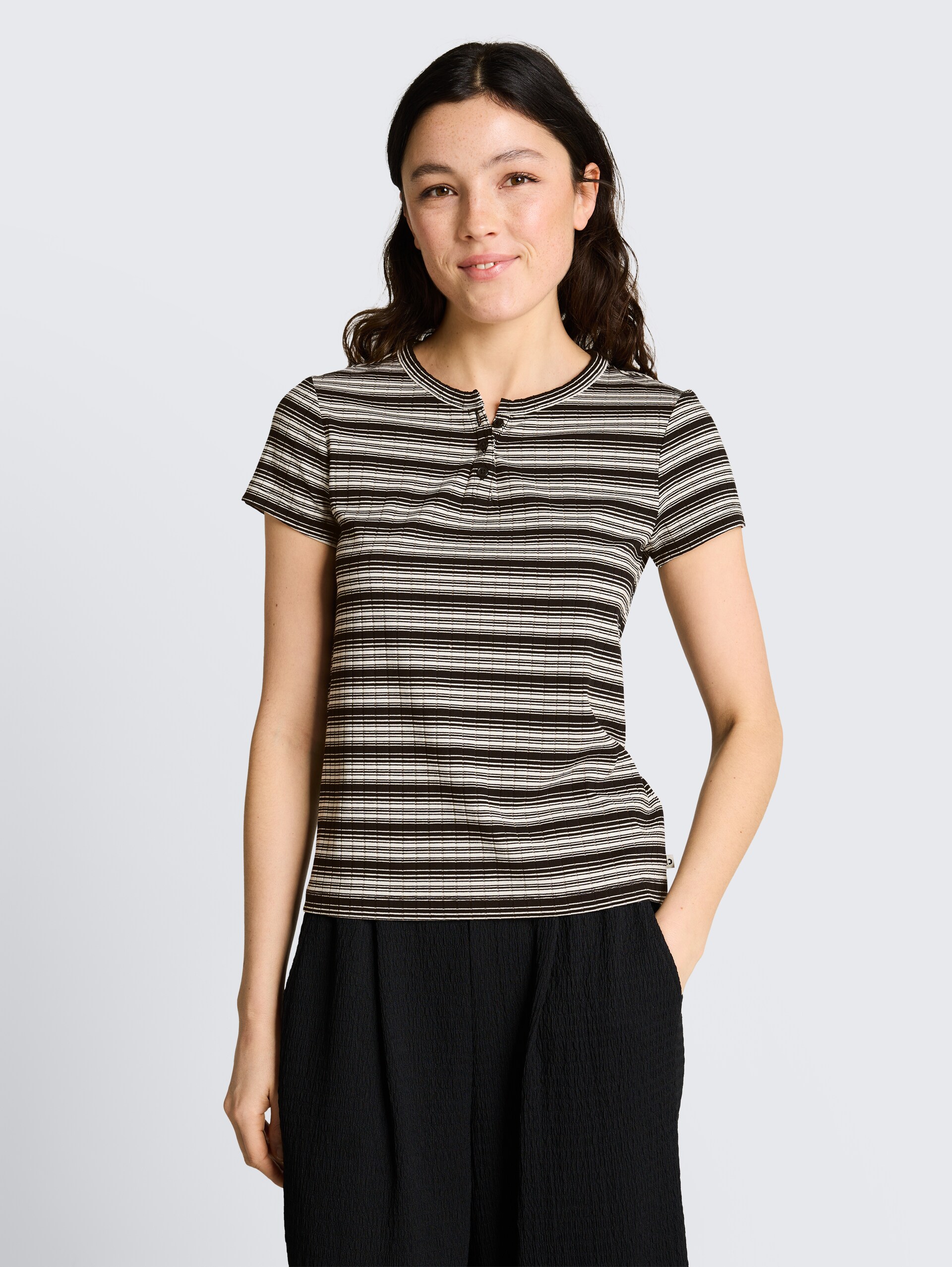 Henley T-Shirt mit Streifenmuster - black white gradient stripe - Ausschnitt Model-Vorderansicht