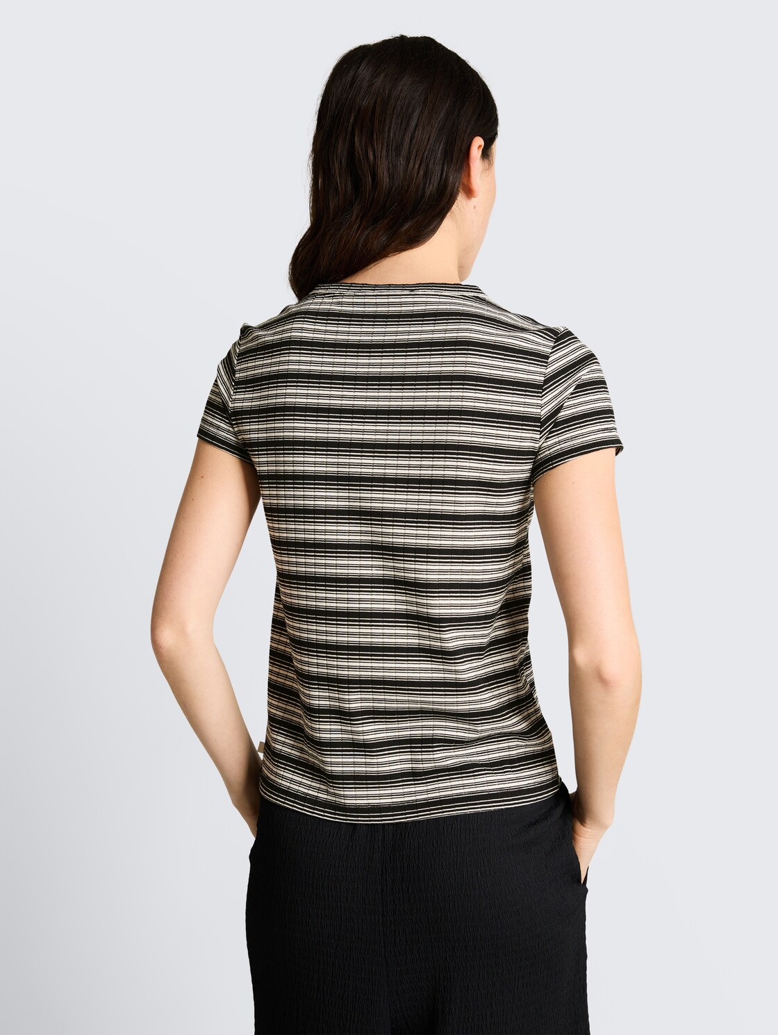 Henley T-shirt met streepjesmotief - black white gradient stripe - Neklijn model-achteraanzicht