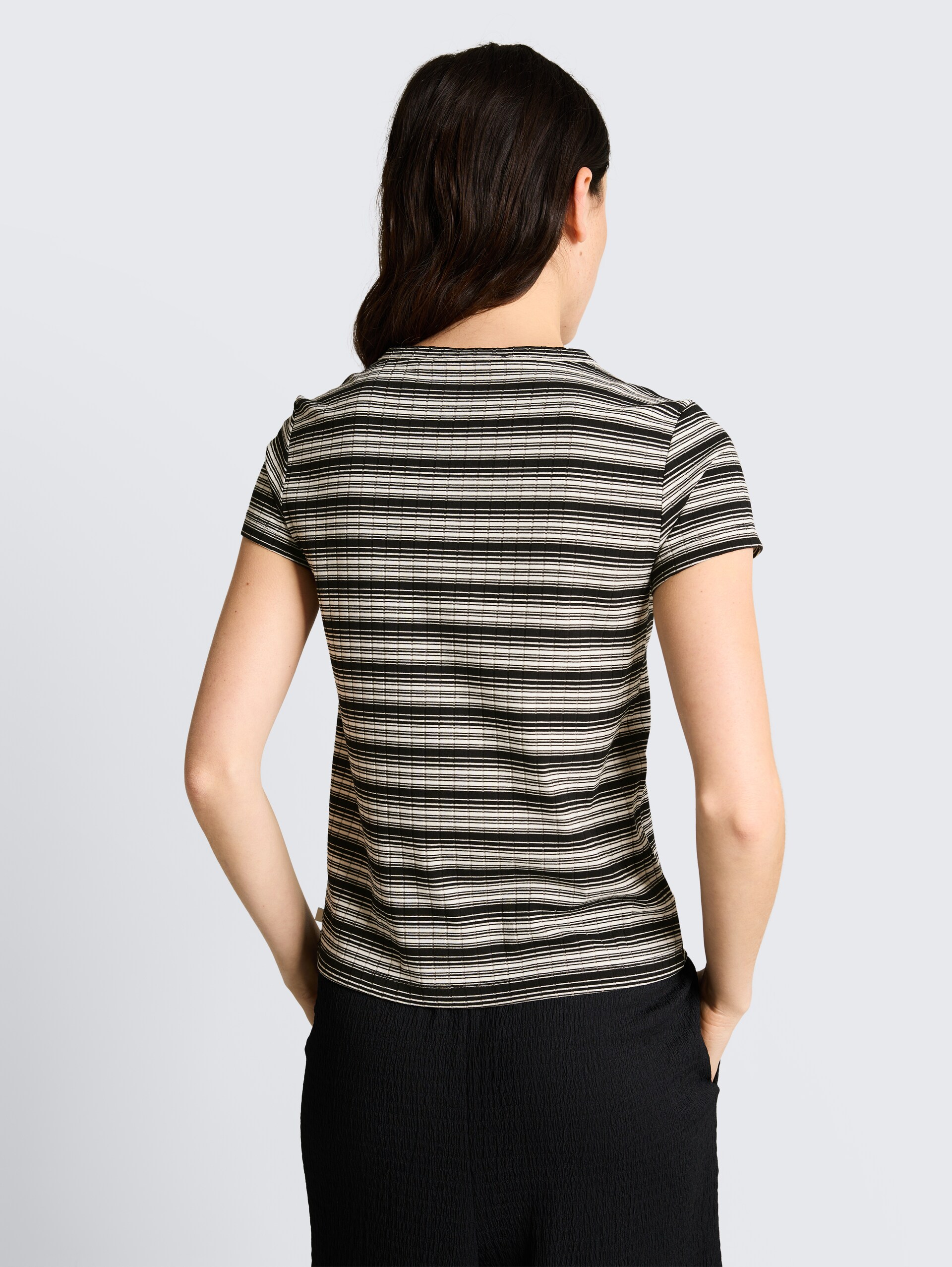 Henley T-Shirt mit Streifenmuster - black white gradient stripe - Auschnitt Model-Rückansicht