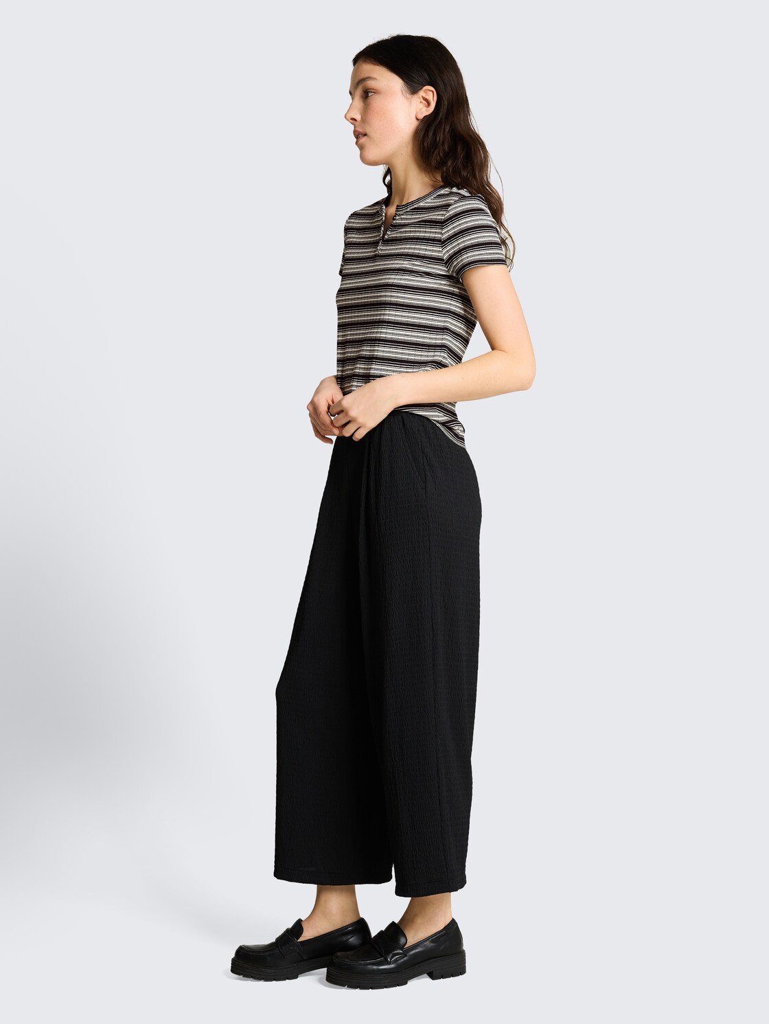 Henley T-shirt met streepjesmotief - black white gradient stripe - Model vooraanzicht