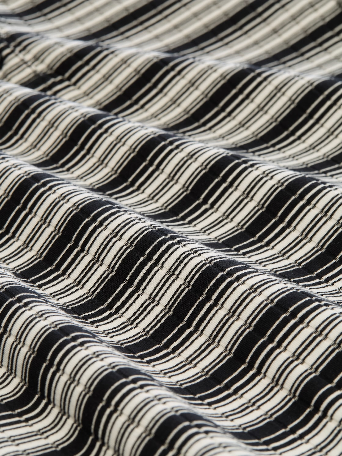 Henley T-shirt met streepjesmotief - black white gradient stripe - Materiaalweergave