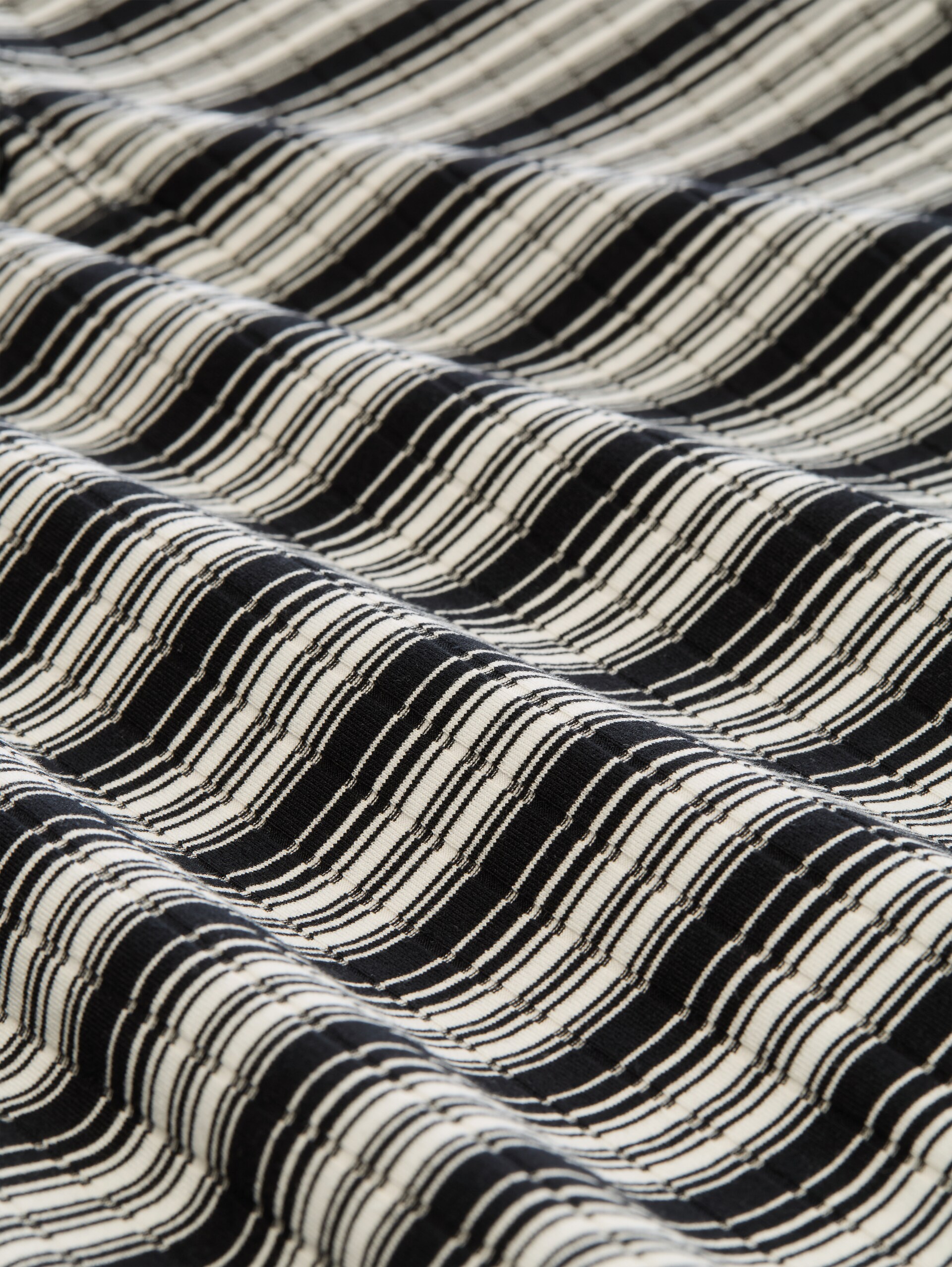 Henley T-Shirt mit Streifenmuster - black white gradient stripe - Material-Ansicht