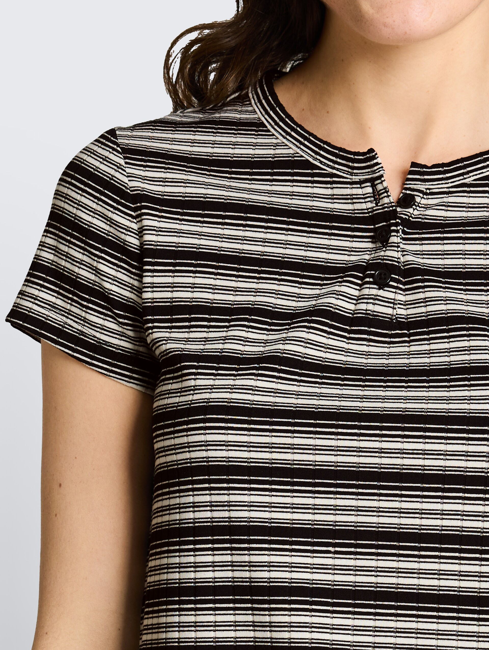 Henley T-Shirt mit Streifenmuster - black white gradient stripe - Detail-Model-Ansicht