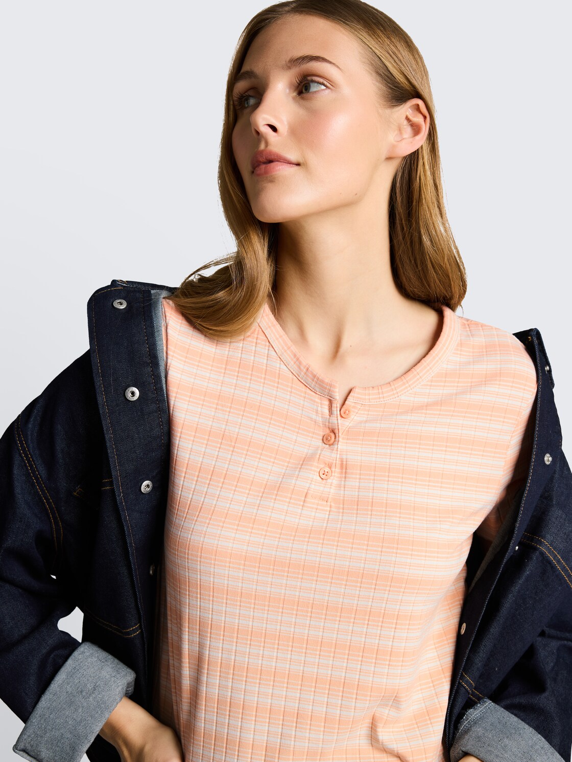 Henley T-shirt met streepjesmotief - apricot white gradient stripe - Detailaanzicht model