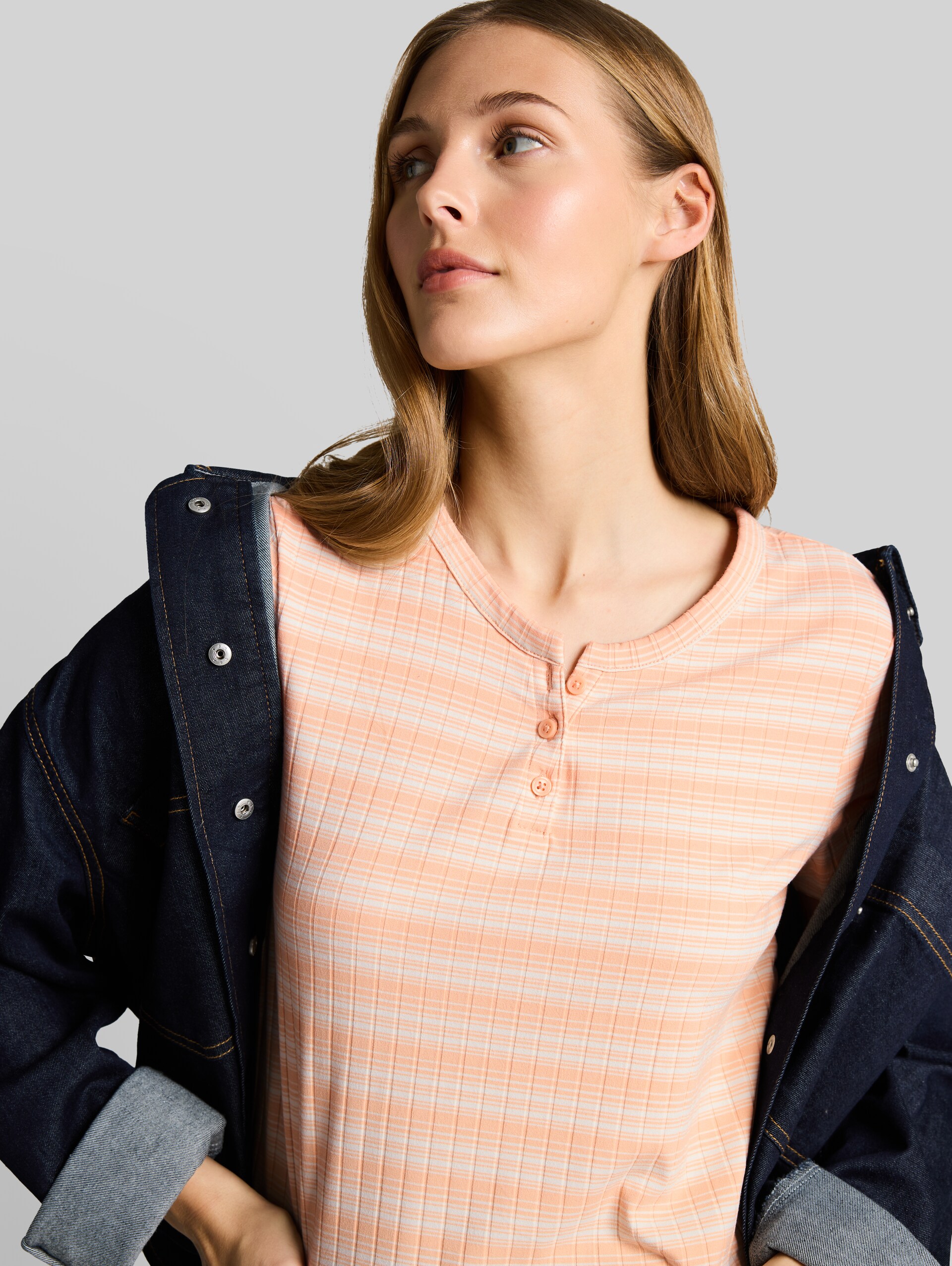 Henley T-shirt with striped pattern - apricot white gradient stripe - Detail model view
