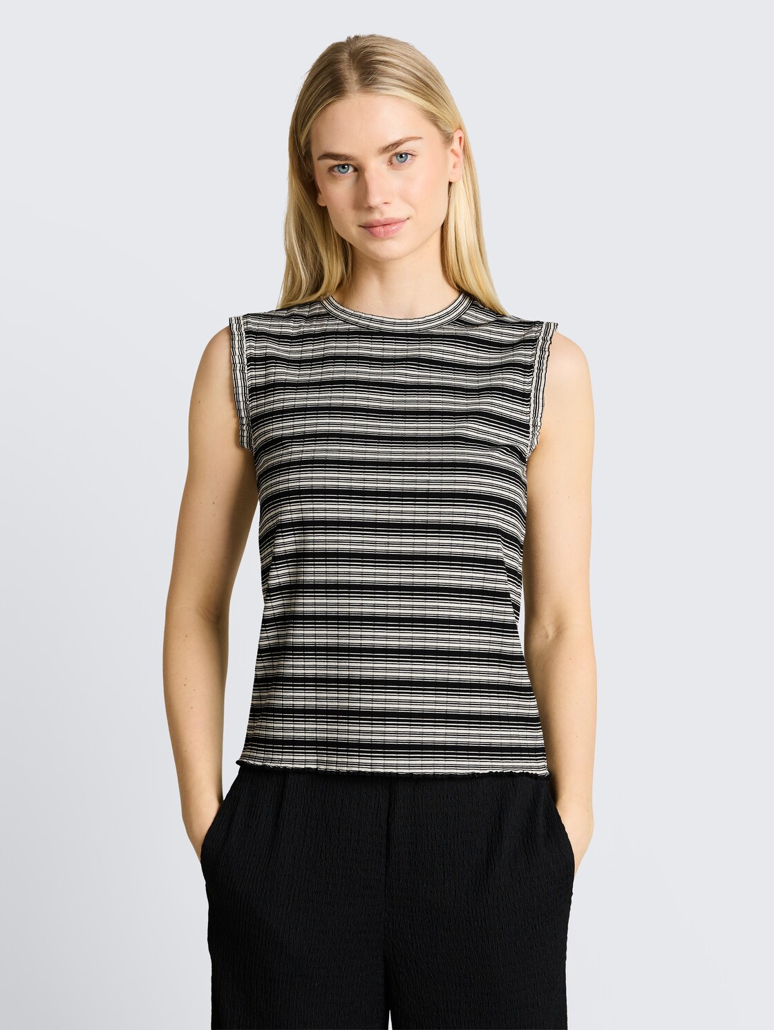 Top mit Streifenmuster - black white gradient stripe - Ausschnitt Model-Vorderansicht