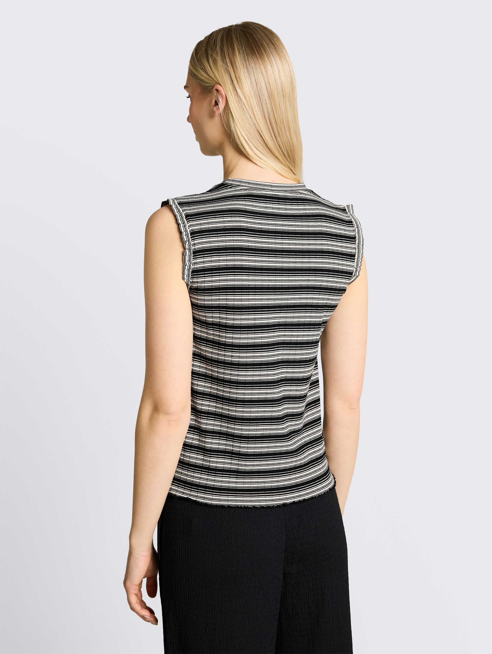Top mit Streifenmuster - black white gradient stripe - Auschnitt Model-Rückansicht