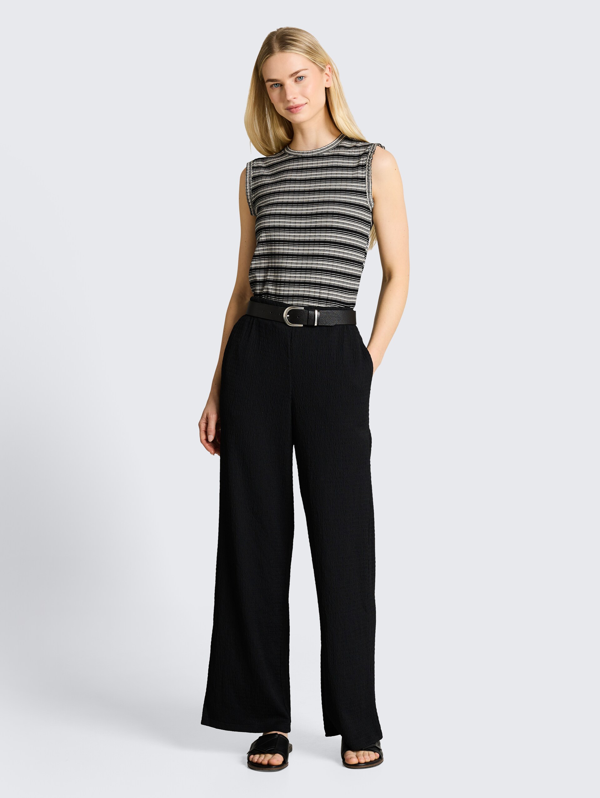 Top mit Streifenmuster - black white gradient stripe - Model-Vorderansicht