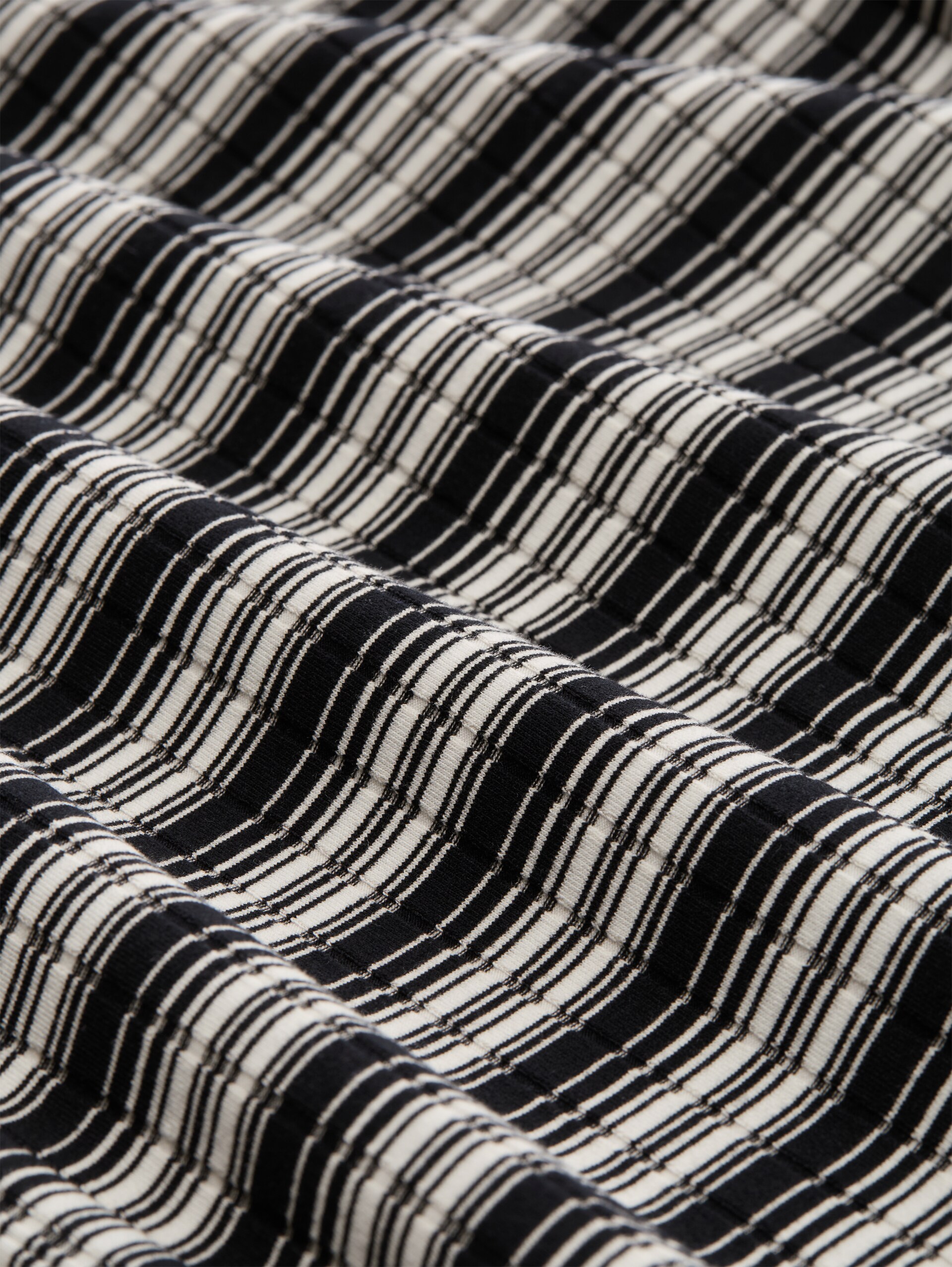 Top mit Streifenmuster - black white gradient stripe - Material-Ansicht