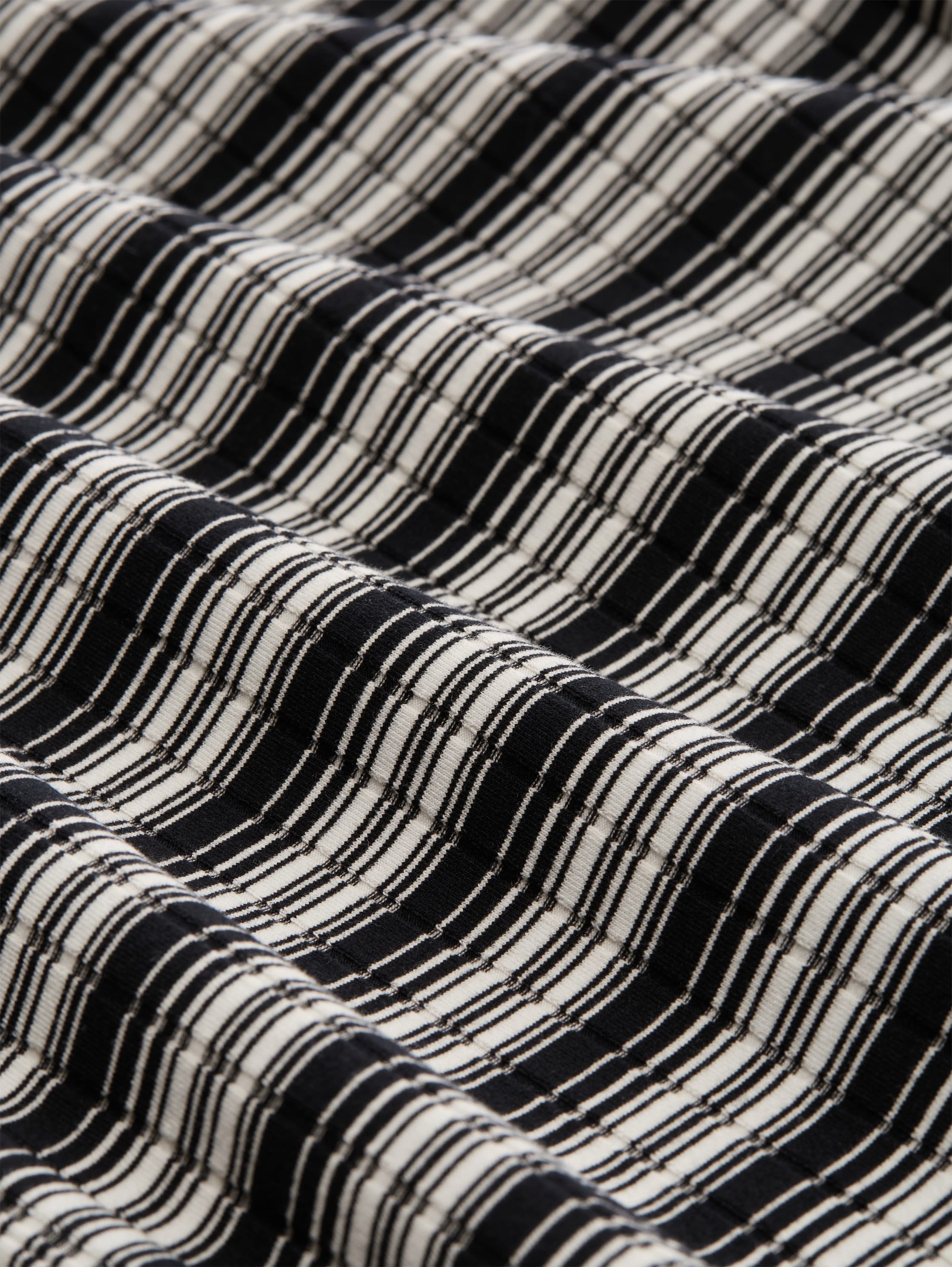 Top met streepjesmotief - black_white_gradient_stripe - 