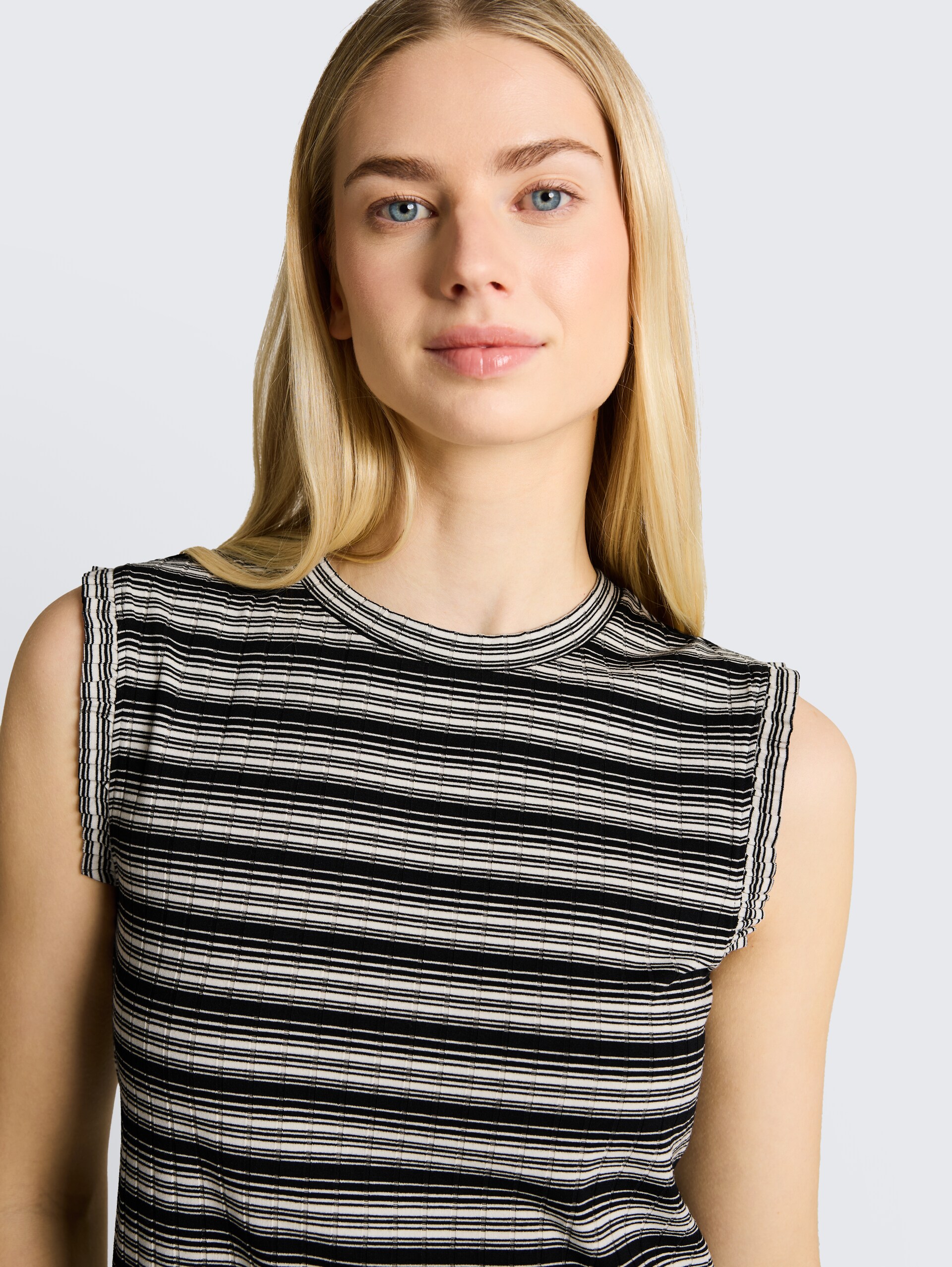 Top mit Streifenmuster - black white gradient stripe - Detail-Model-Ansicht