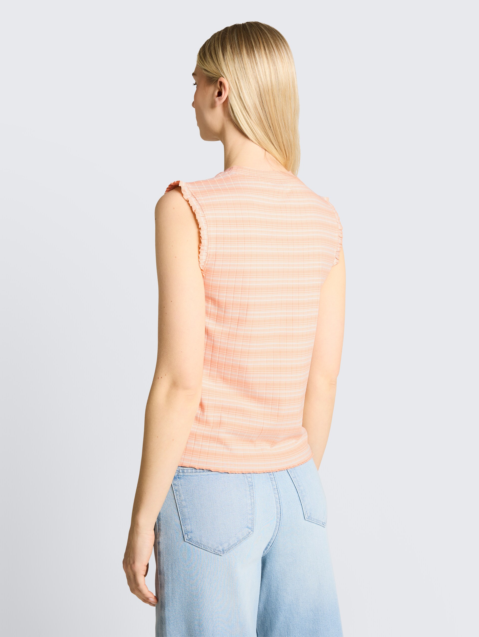 Top mit Streifenmuster - apricot white gradient stripe - Auschnitt Model-Rückansicht