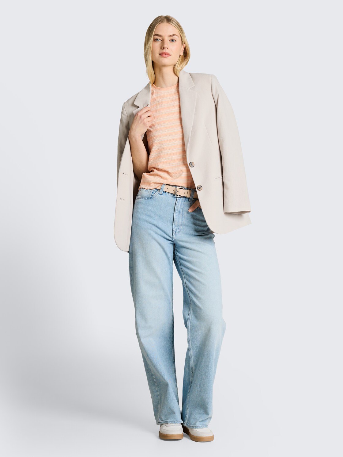 Top mit Streifenmuster - apricot white gradient stripe - Model-Vorderansicht