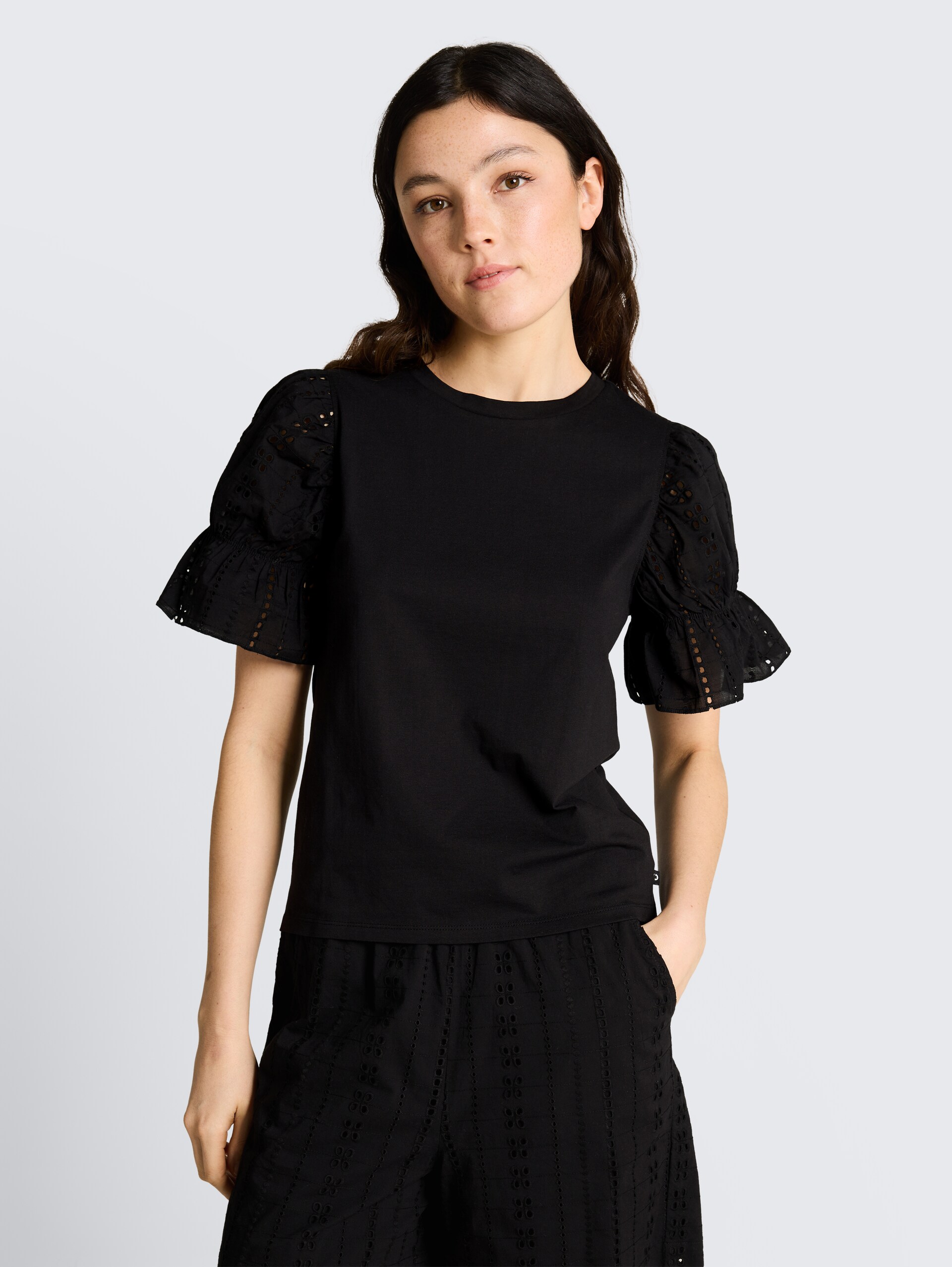 Loose Fit T-Shirt mit Lochstickereien - deep black - Ausschnitt Model-Vorderansicht