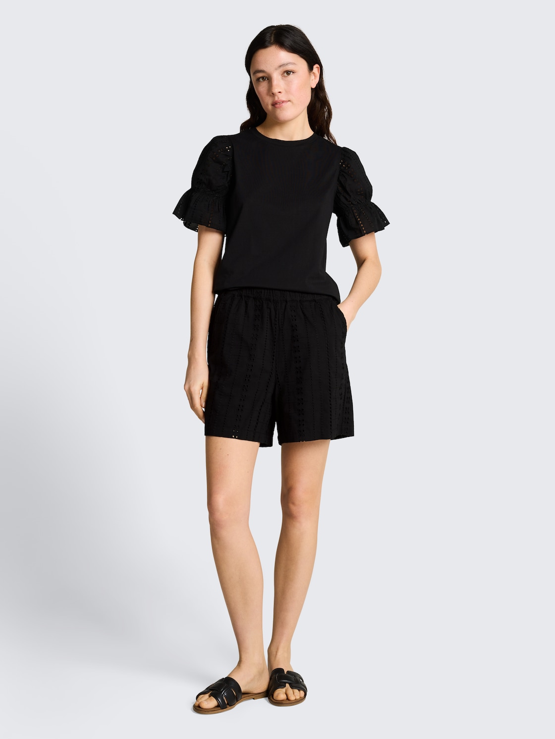 Loose Fit T-Shirt mit Lochstickereien - deep black - Model-Vorderansicht