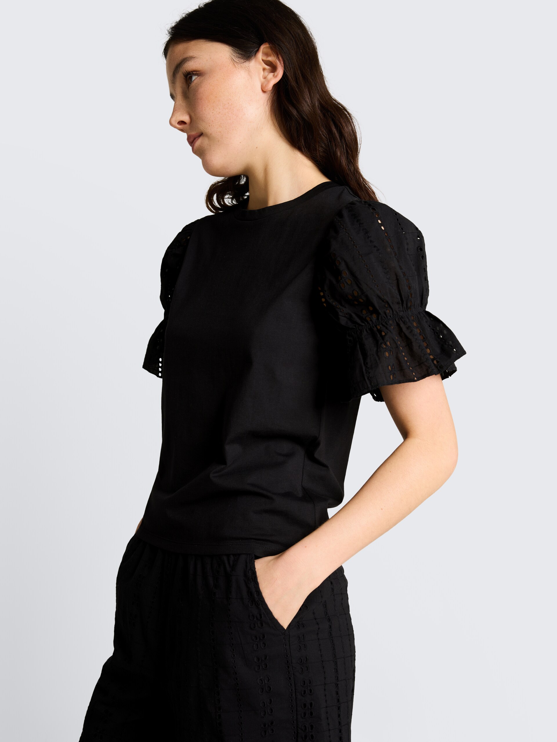 Loose Fit T-Shirt mit Lochstickereien - deep black - Detail-Model-Ansicht
