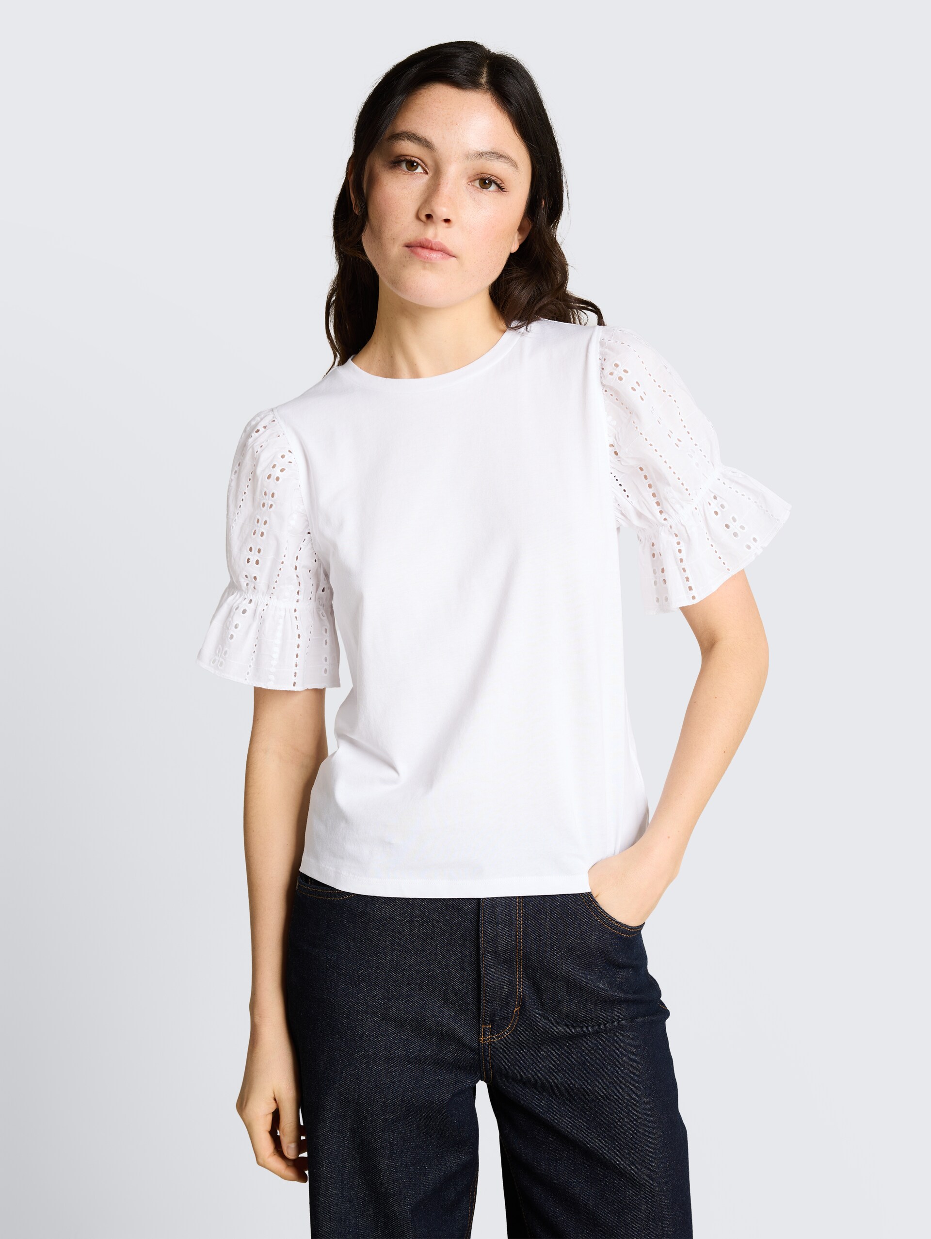 Loose Fit T-Shirt mit Lochstickereien - White - Ausschnitt Model-Vorderansicht