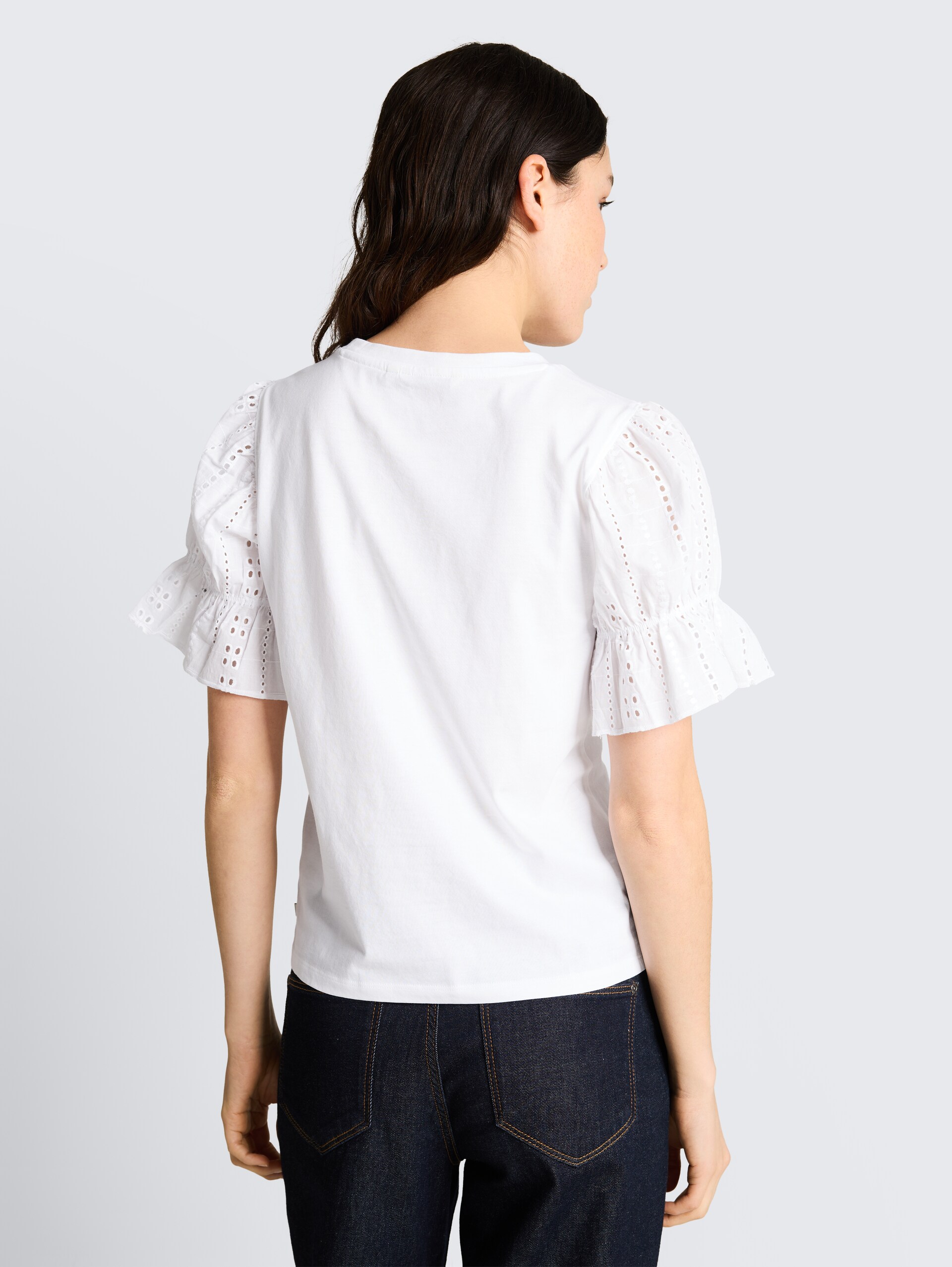 Loose Fit T-Shirt mit Lochstickereien - White - Auschnitt Model-Rückansicht