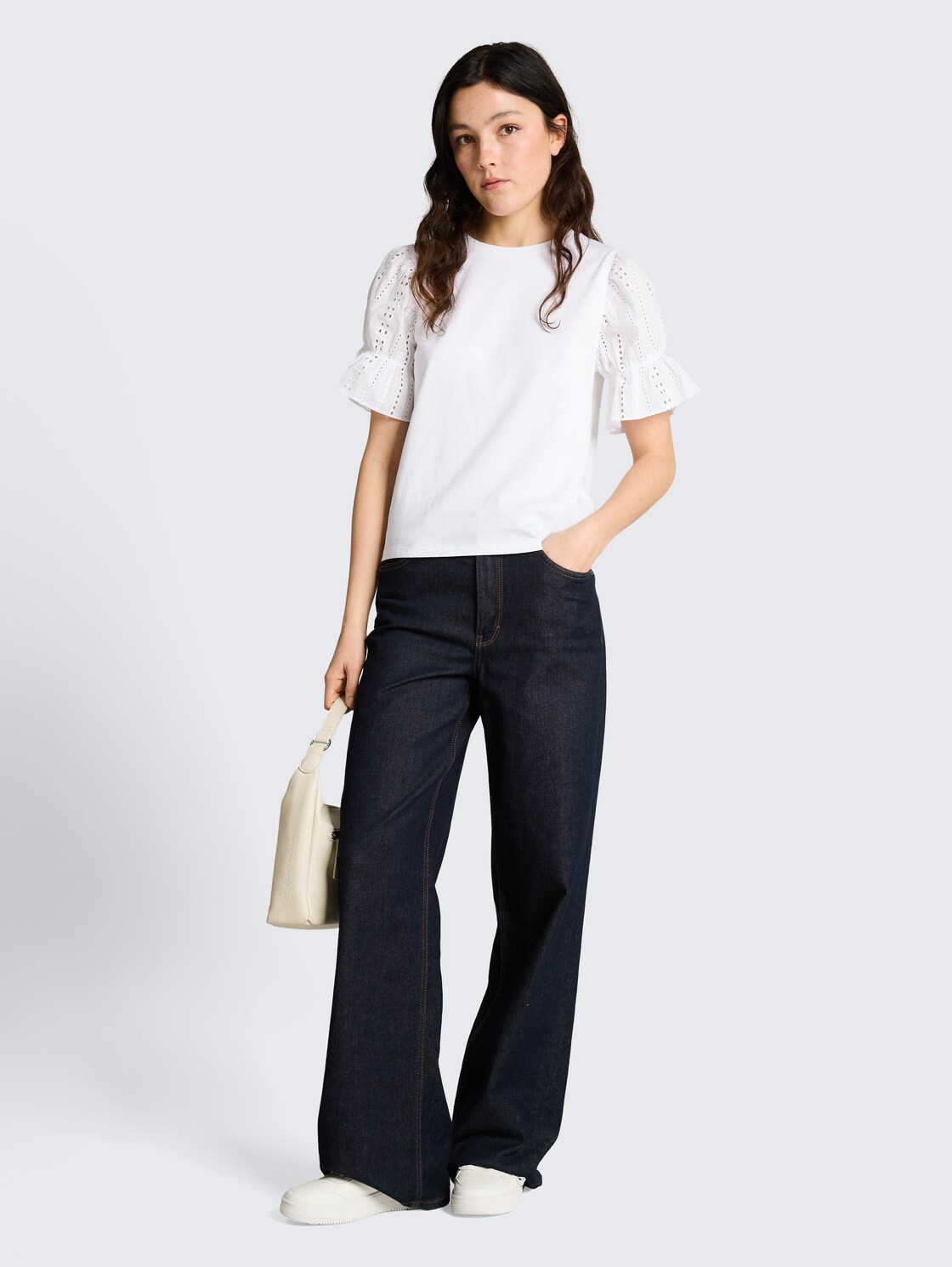 Loose Fit T-Shirt mit Lochstickereien - White - Model-Vorderansicht