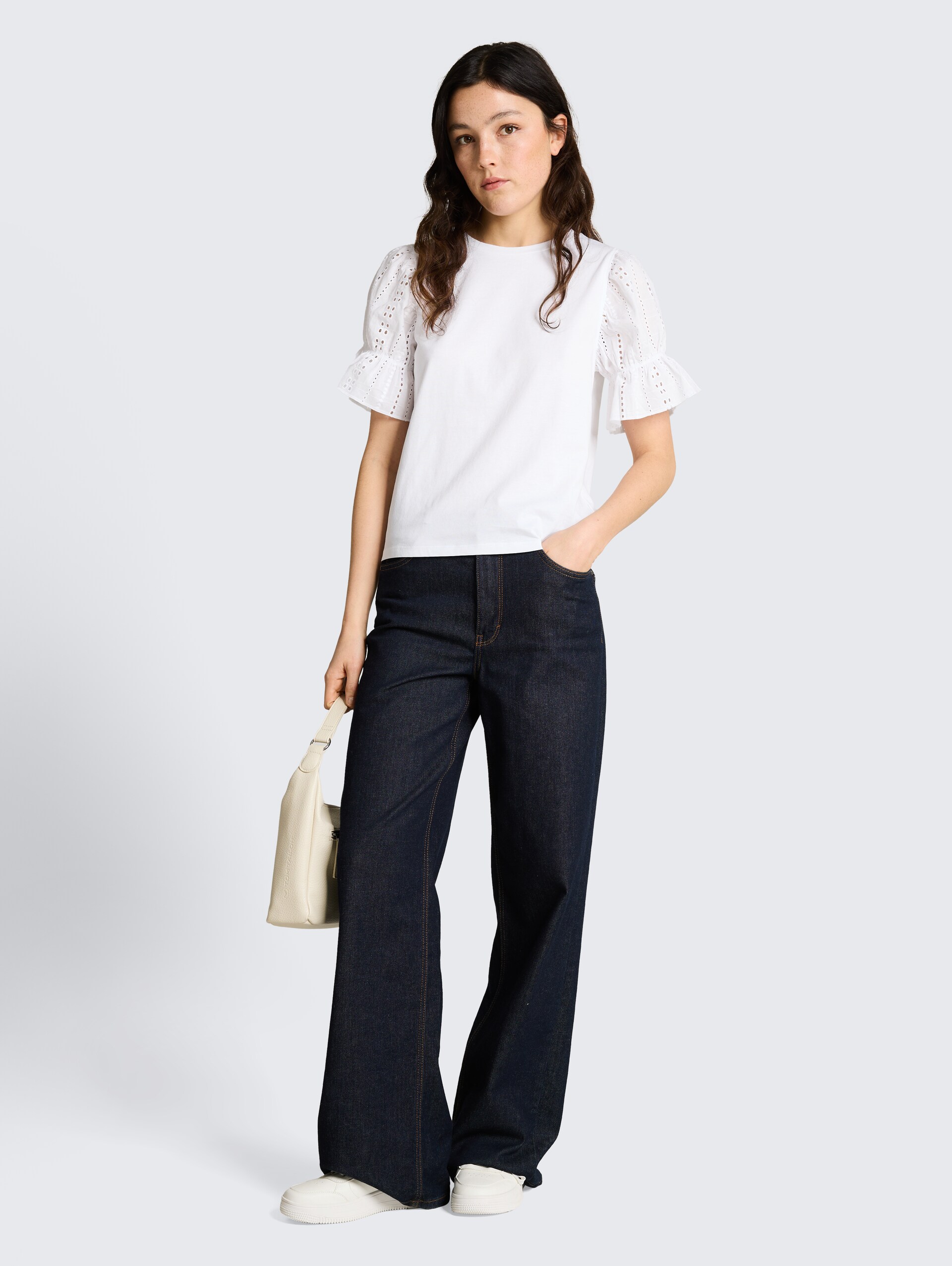 Loose Fit T-Shirt mit Lochstickereien - White - Model-Vorderansicht