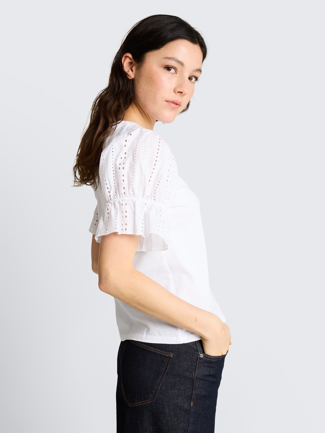 Loose Fit T-Shirt mit Lochstickereien - White - Detail-Model-Ansicht